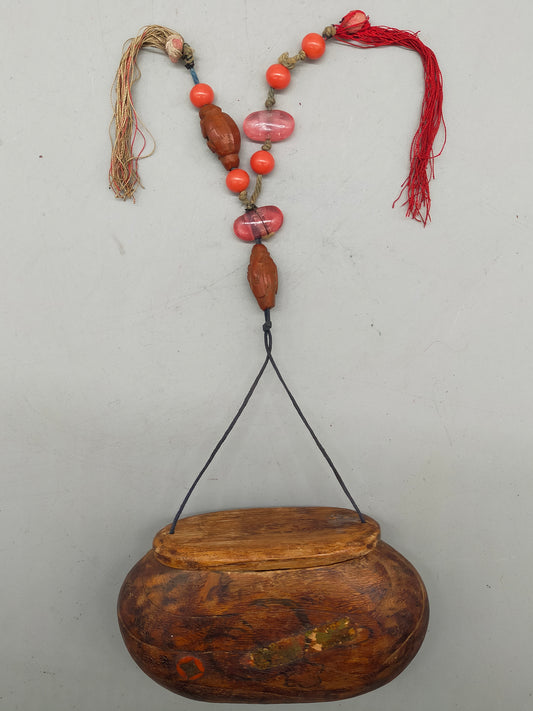 Traditionelles Inro aus Holz mit Schnitzereien und Kordel