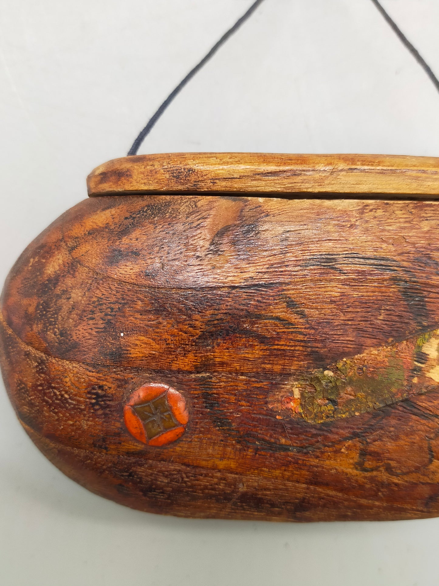 Traditionelles Inro aus Holz mit Schnitzereien und Kordel