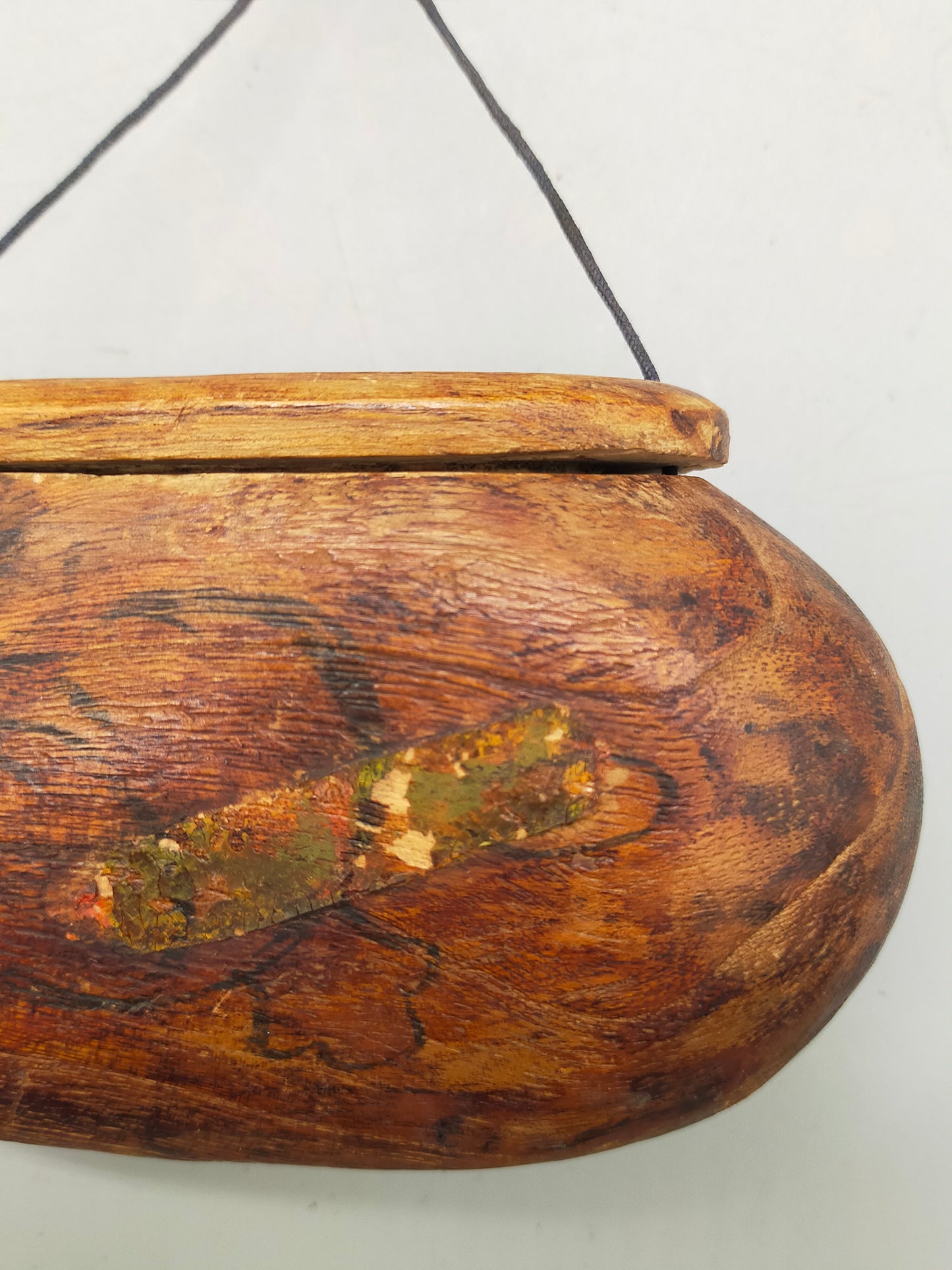 Traditionelles Inro aus Holz mit Schnitzereien und Kordel