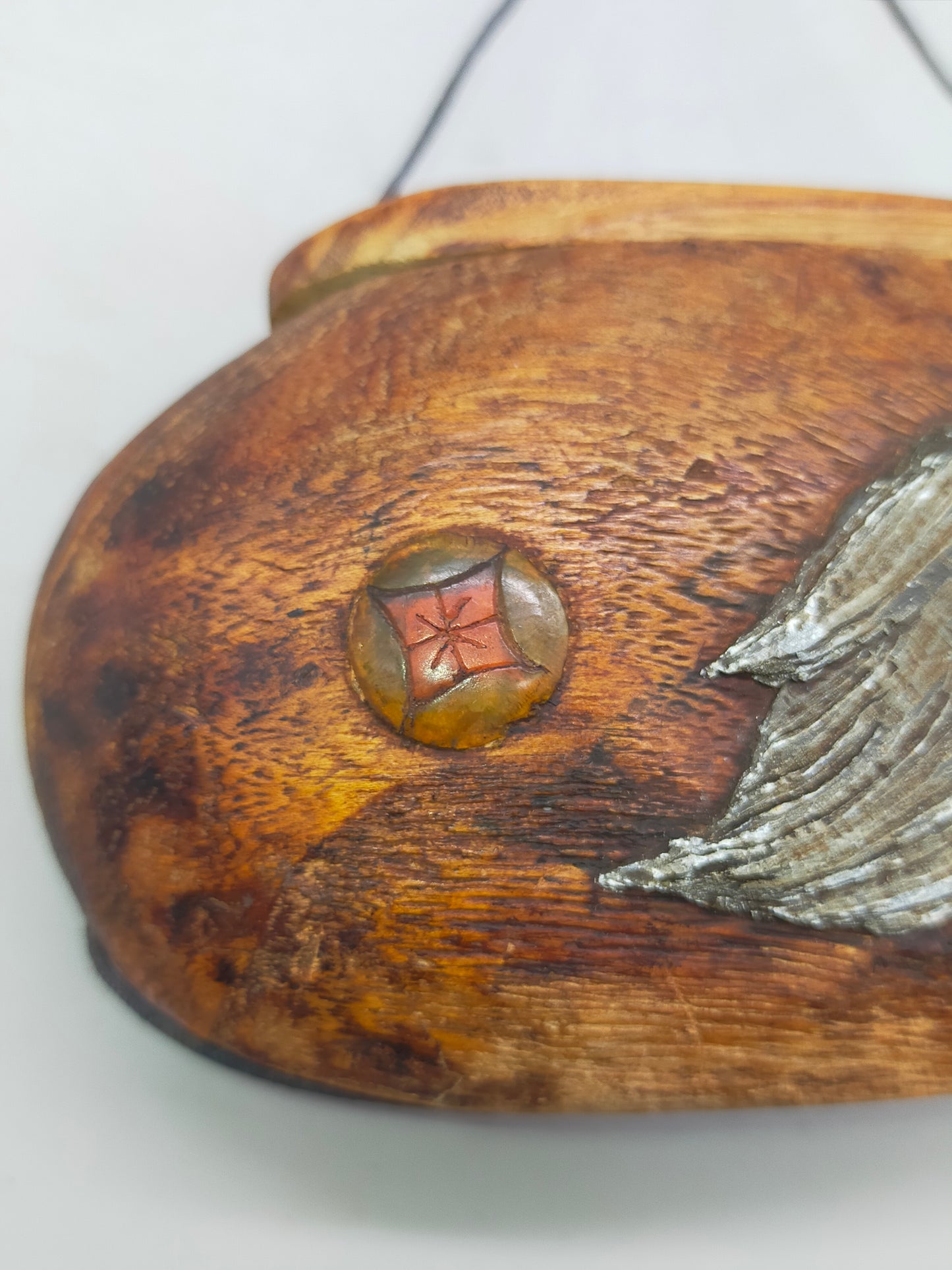 Traditionelles Inro aus Holz mit Schnitzereien und Kordel