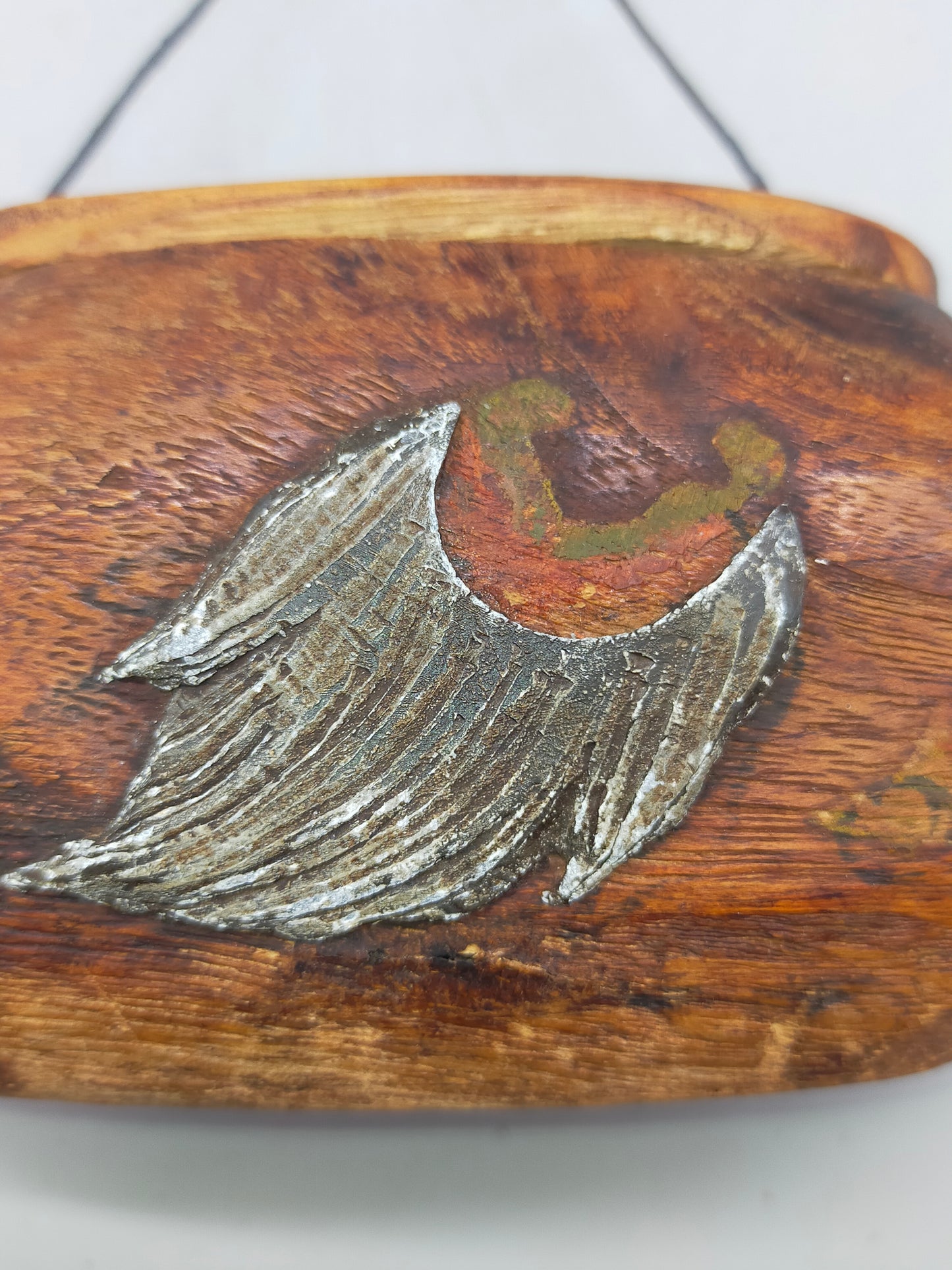 Traditionelles Inro aus Holz mit Schnitzereien und Kordel
