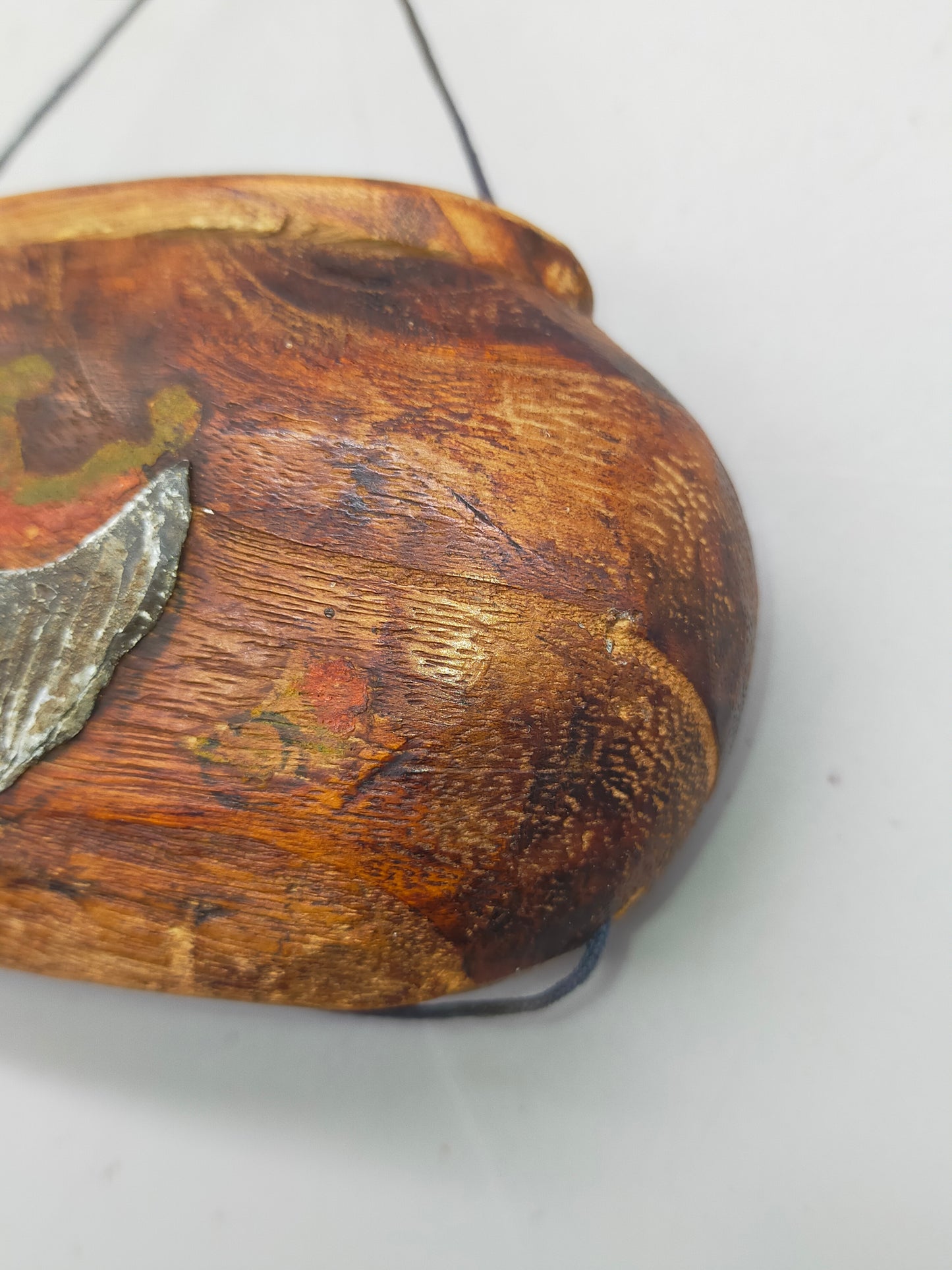 Traditionelles Inro aus Holz mit Schnitzereien und Kordel
