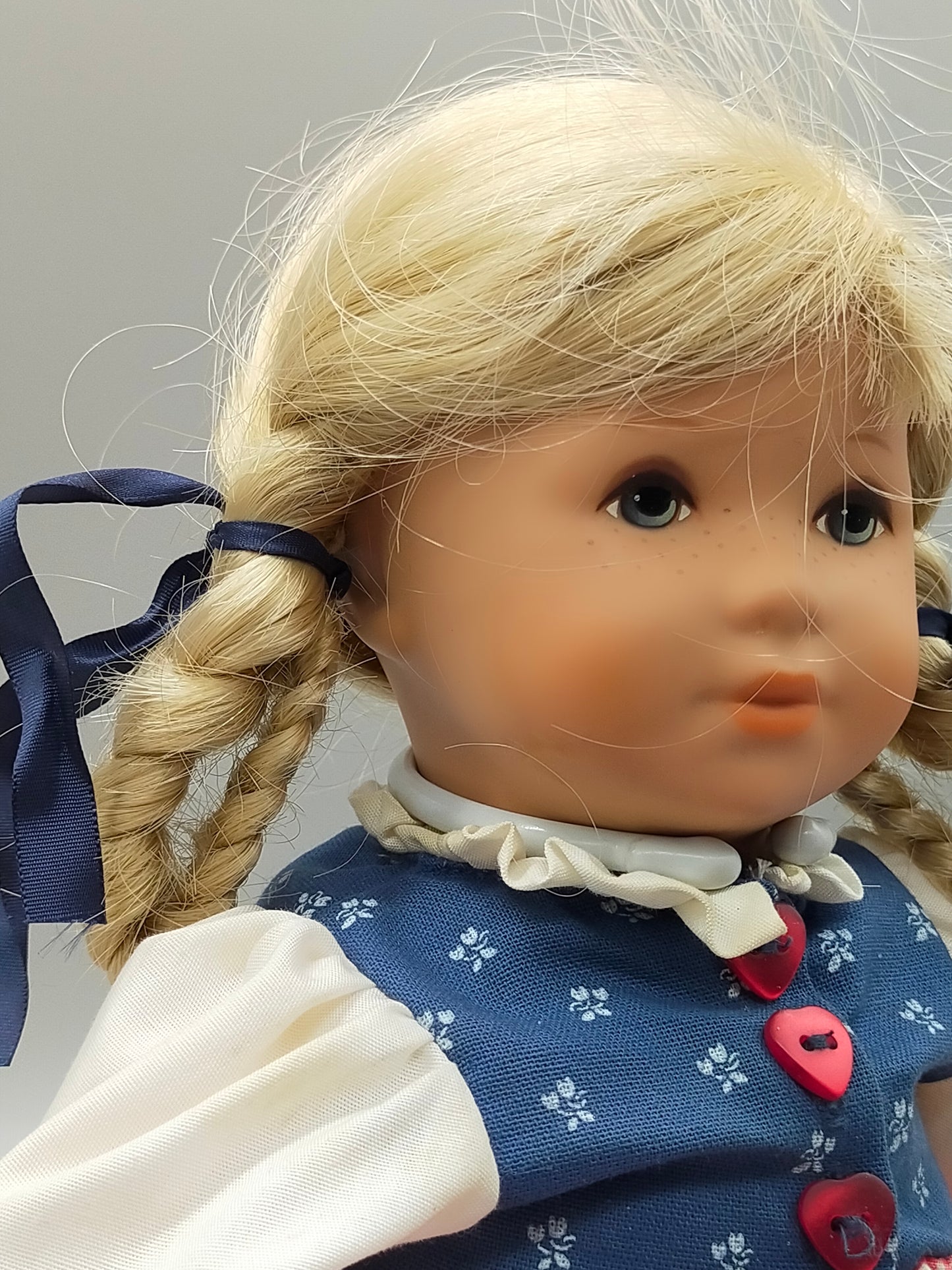 Original Käthe Kruse Stoffpuppe Blonde Zöpfe im Kleid
