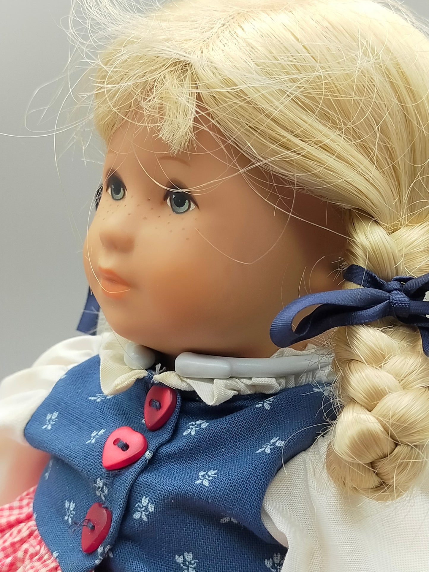 Original Käthe Kruse Stoffpuppe Blonde Zöpfe im Kleid