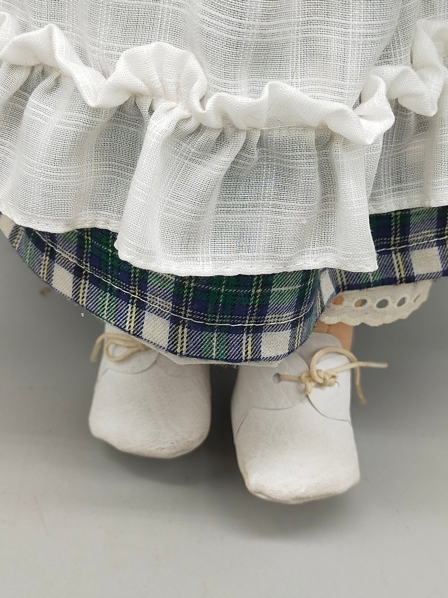 Charmante Vintage Stoffpuppe mit Zöpfen