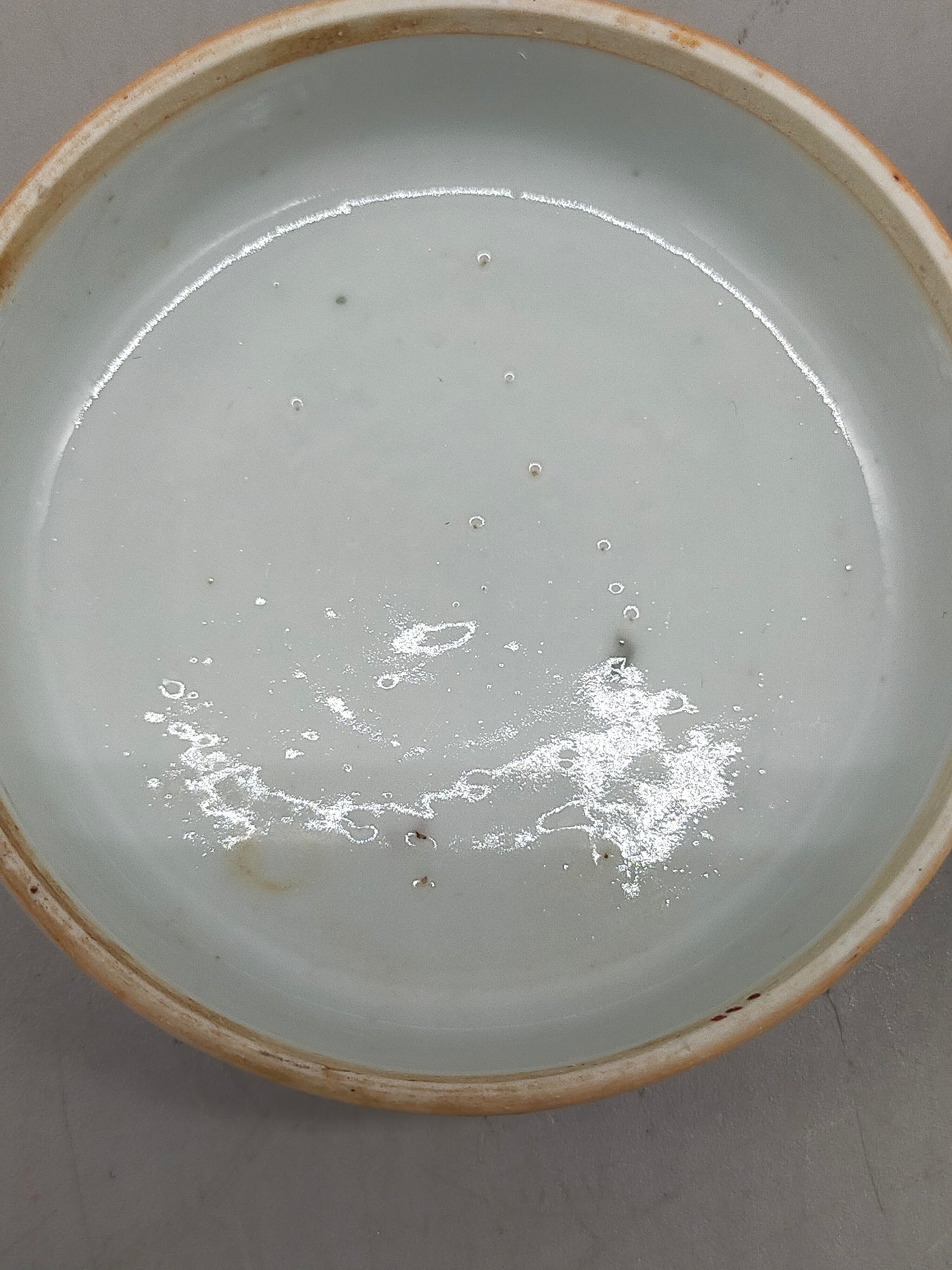 Chinesische Schule (XX) Runde Porzellandose mit Personenmotiv