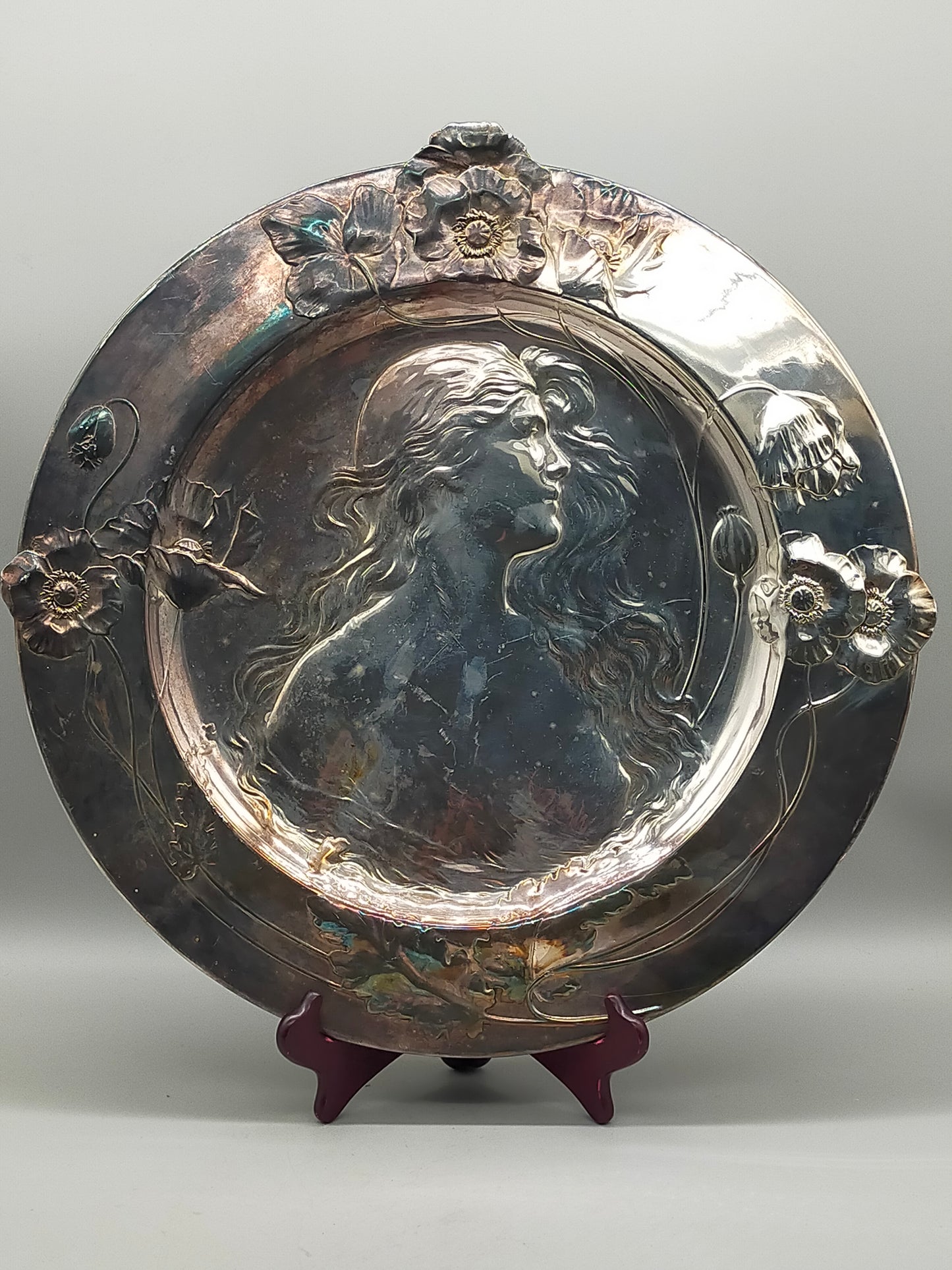 Jugendstil Wandteller Versilbert Profil einer Frau mit Mohnblumen