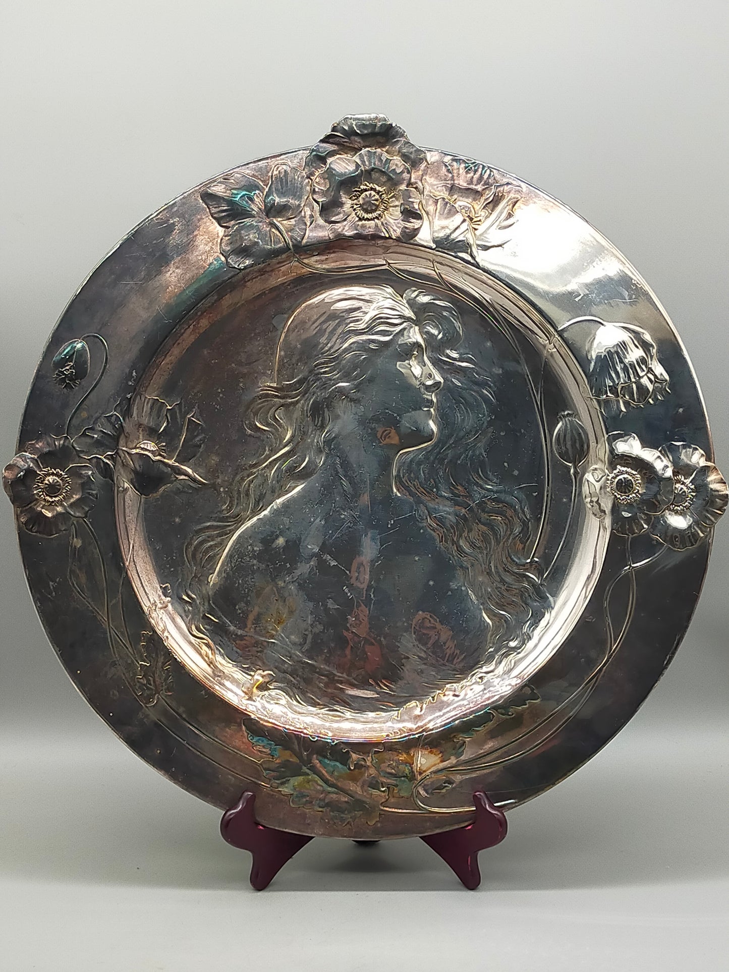 Jugendstil Wandteller Versilbert Profil einer Frau mit Mohnblumen