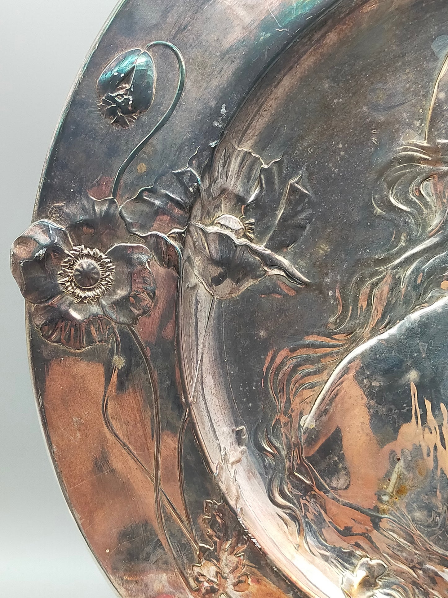 Jugendstil Wandteller Versilbert Profil einer Frau mit Mohnblumen