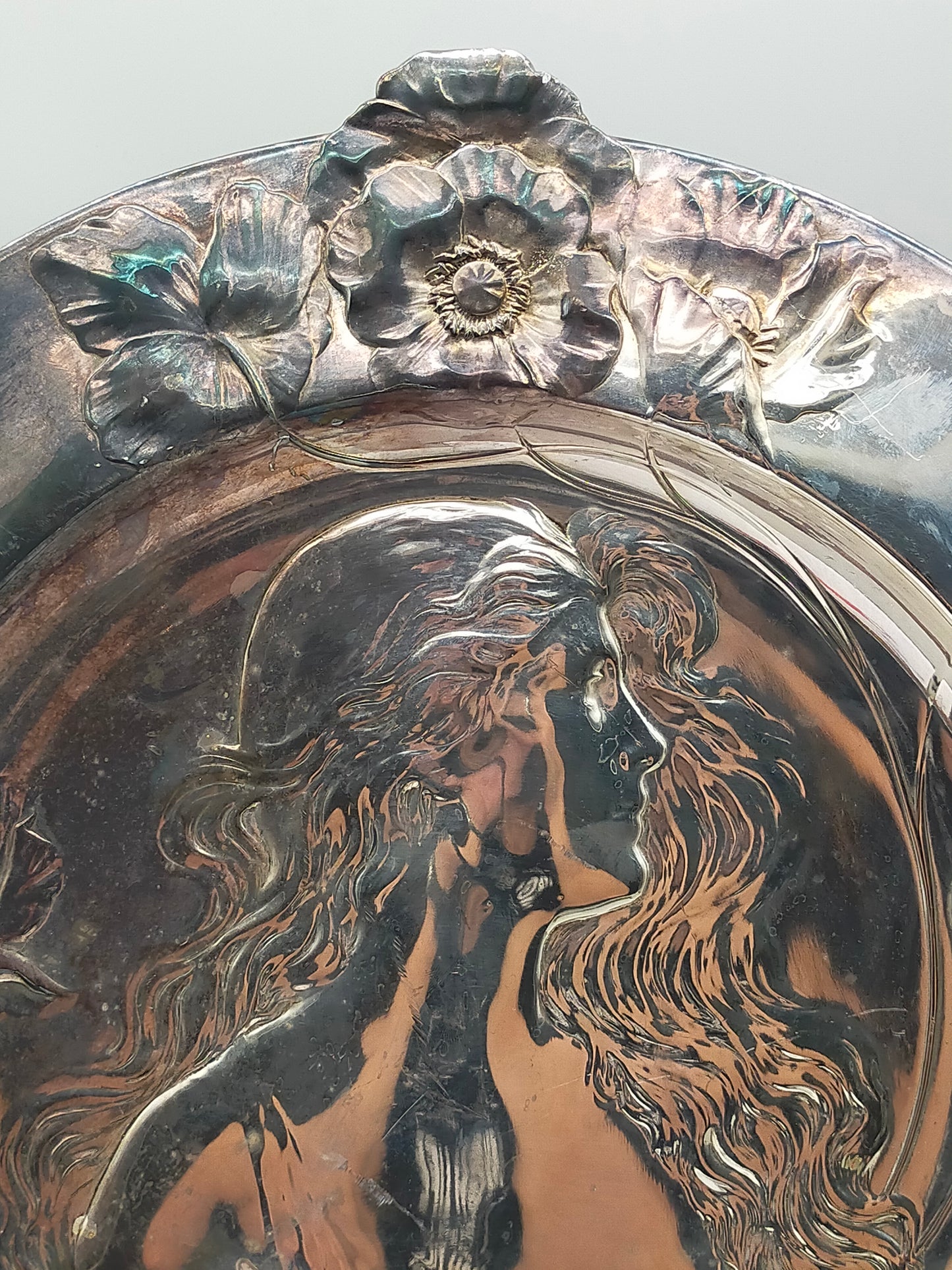 Jugendstil Wandteller Versilbert Profil einer Frau mit Mohnblumen