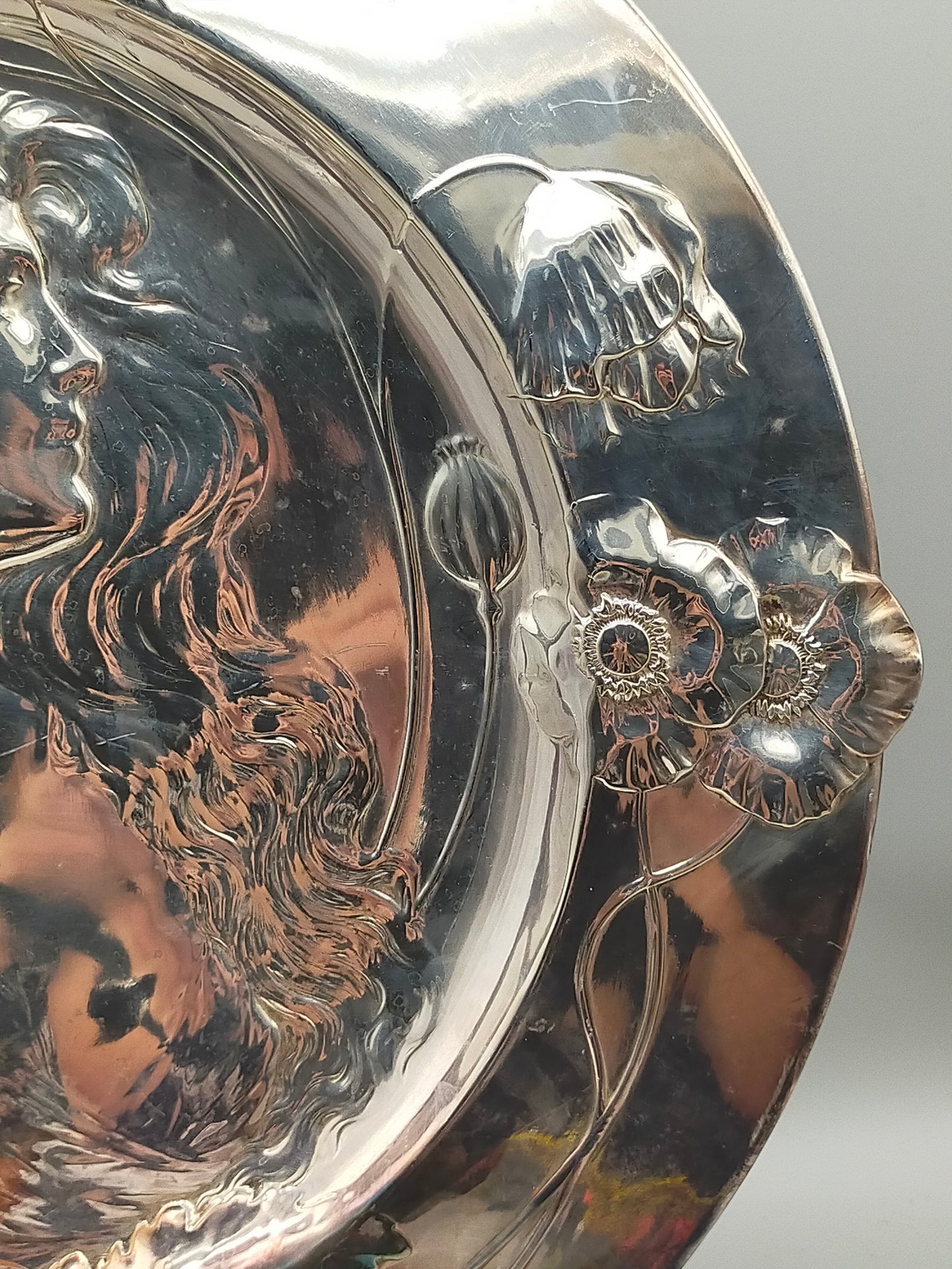 Jugendstil Wandteller Versilbert Profil einer Frau mit Mohnblumen