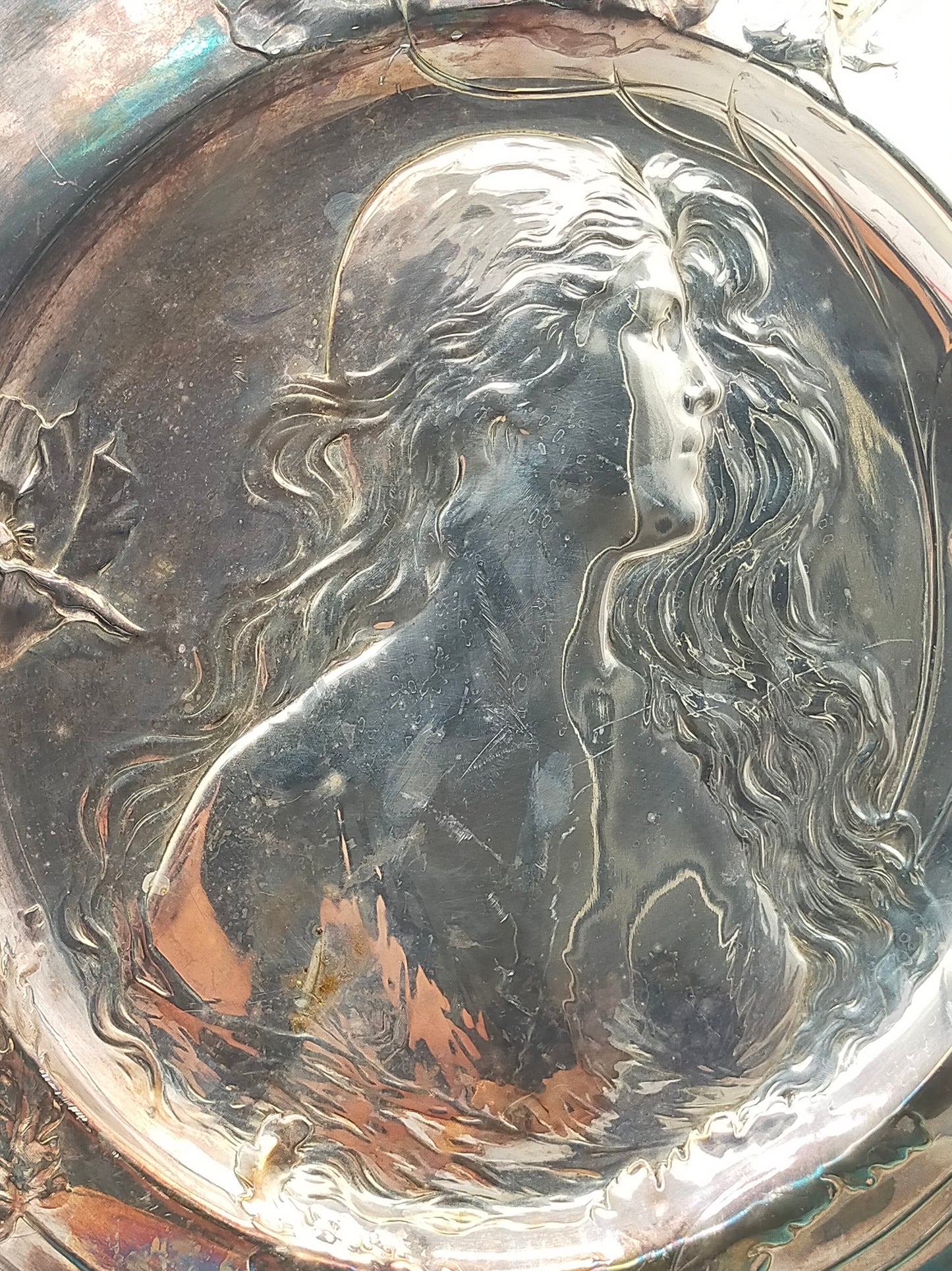 Jugendstil Wandteller Versilbert Profil einer Frau mit Mohnblumen