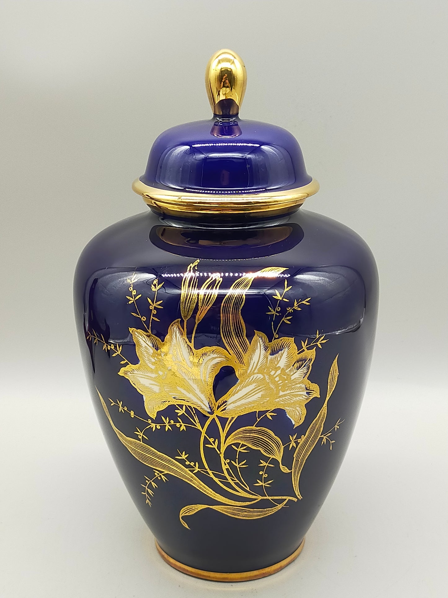 Prunkvolle Kobaltblaue Deckelvase Elegante Vase mit Goldlilien
