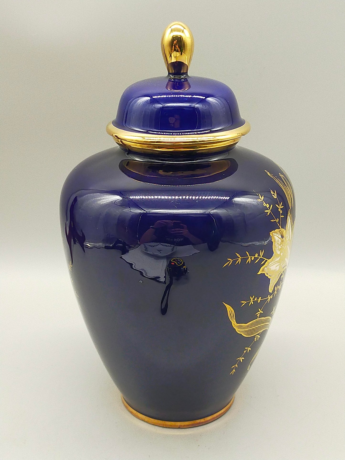 Prunkvolle Kobaltblaue Deckelvase Elegante Vase mit Goldlilien