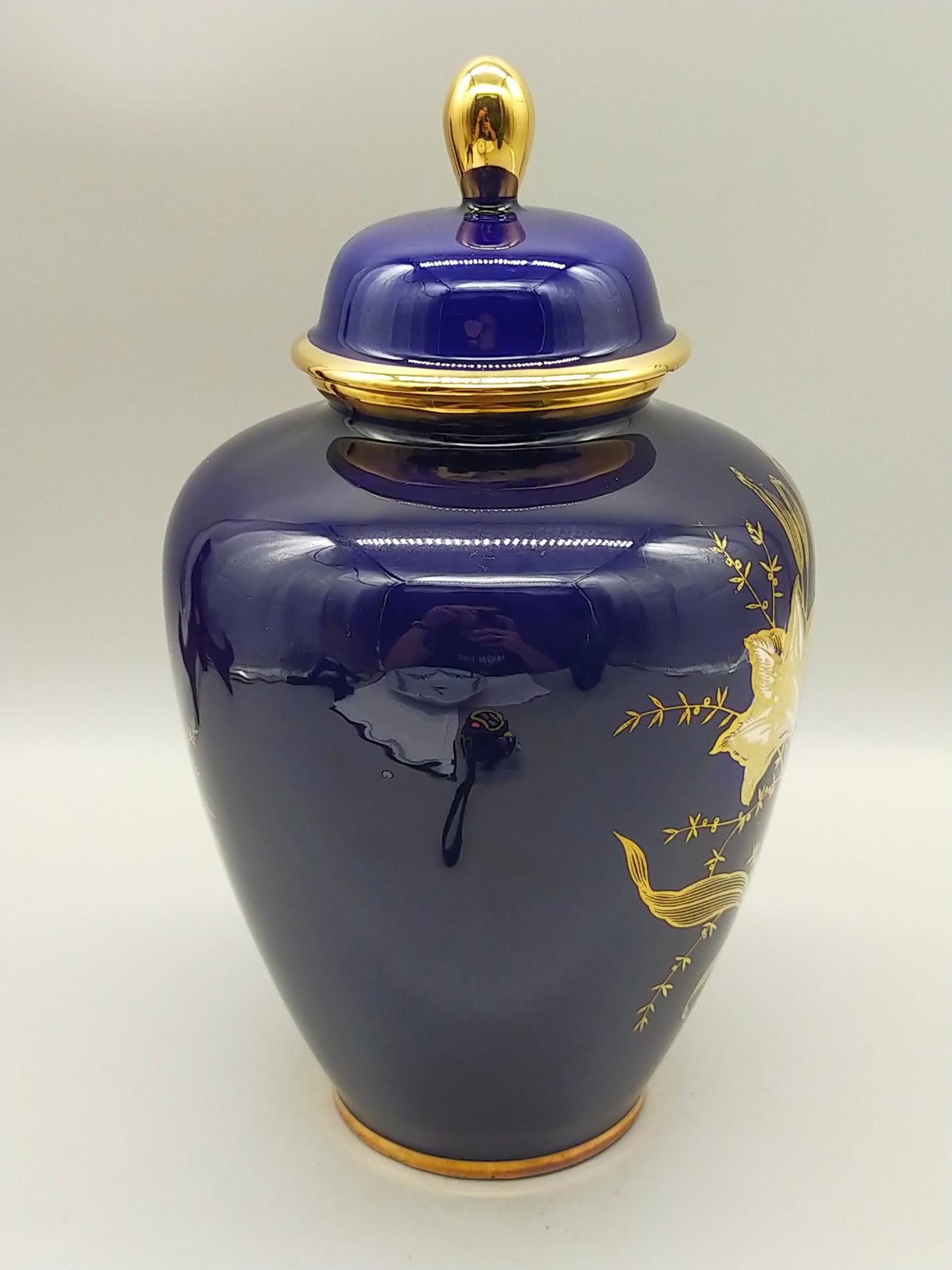 Prunkvolle Kobaltblaue Deckelvase Elegante Vase mit Goldlilien
