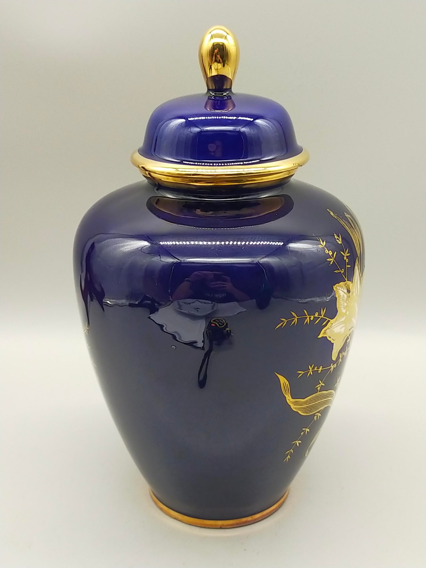 Prunkvolle Kobaltblaue Deckelvase Elegante Vase mit Goldlilien