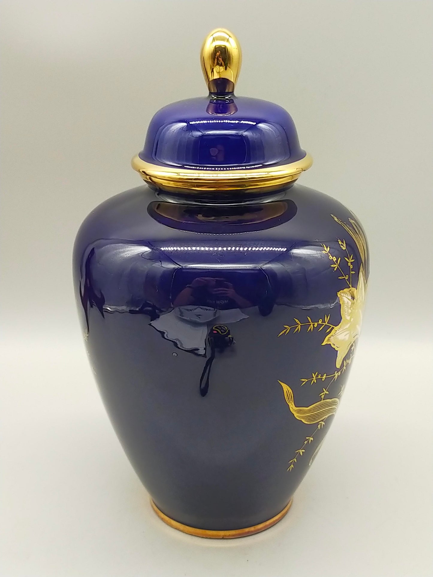 Prunkvolle Kobaltblaue Deckelvase Elegante Vase mit Goldlilien