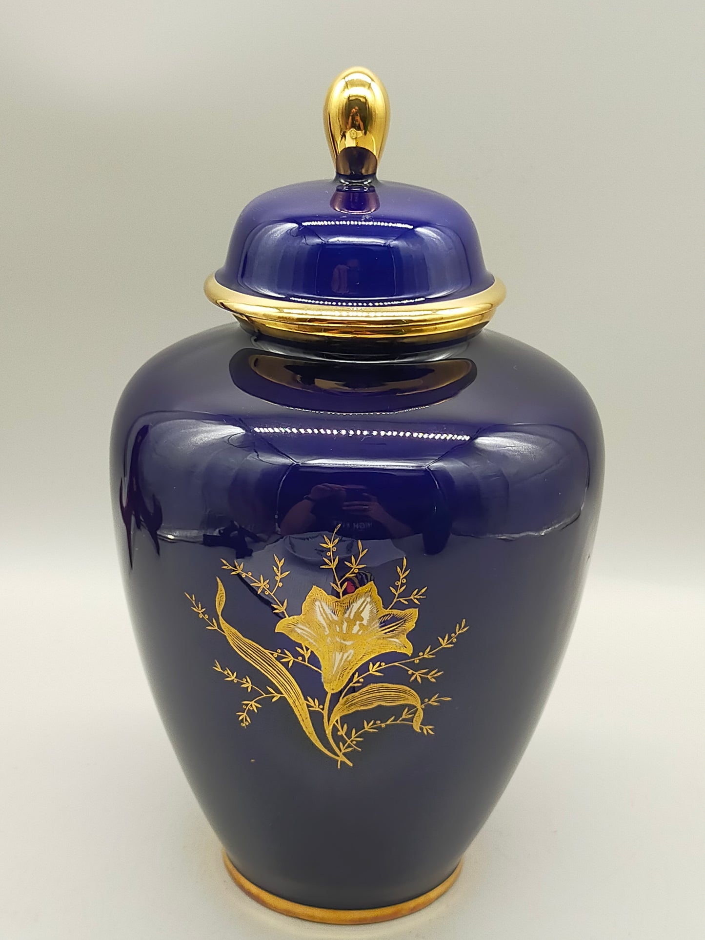 Prunkvolle Kobaltblaue Deckelvase Elegante Vase mit Goldlilien