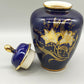 Prunkvolle Kobaltblaue Deckelvase Elegante Vase mit Goldlilien
