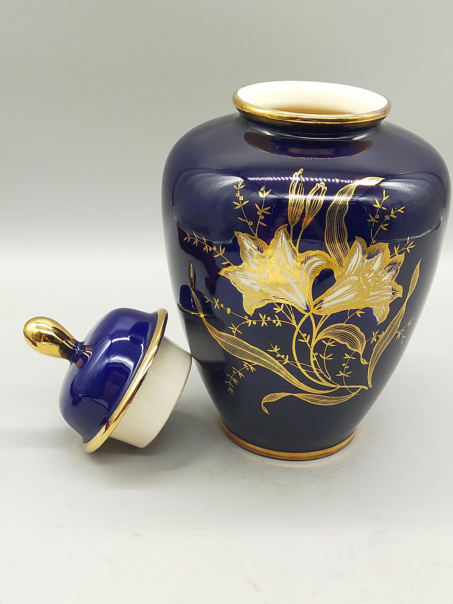 Prunkvolle Kobaltblaue Deckelvase Elegante Vase mit Goldlilien