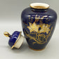 Prunkvolle Kobaltblaue Deckelvase Elegante Vase mit Goldlilien