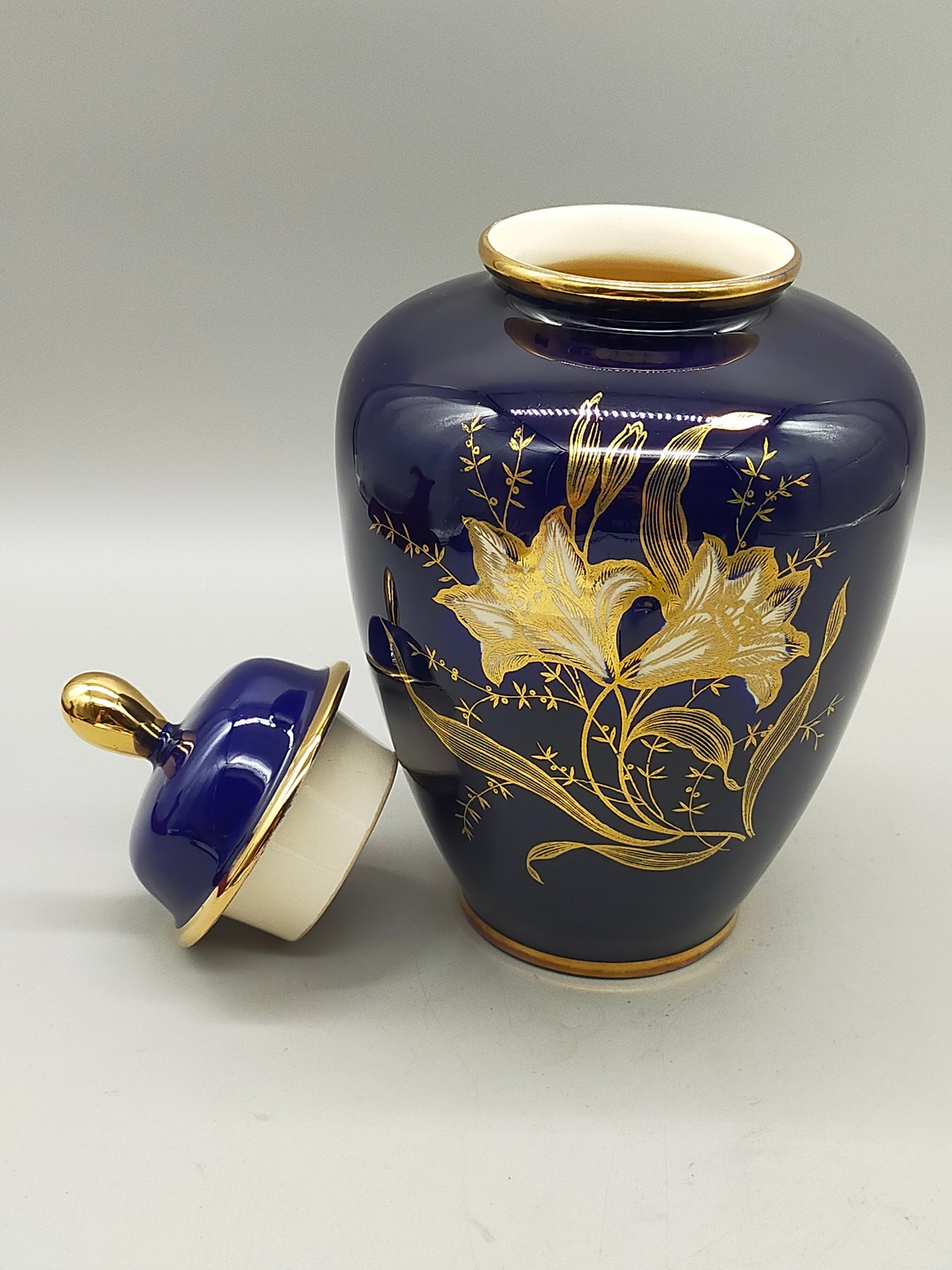 Prunkvolle Kobaltblaue Deckelvase Elegante Vase mit Goldlilien