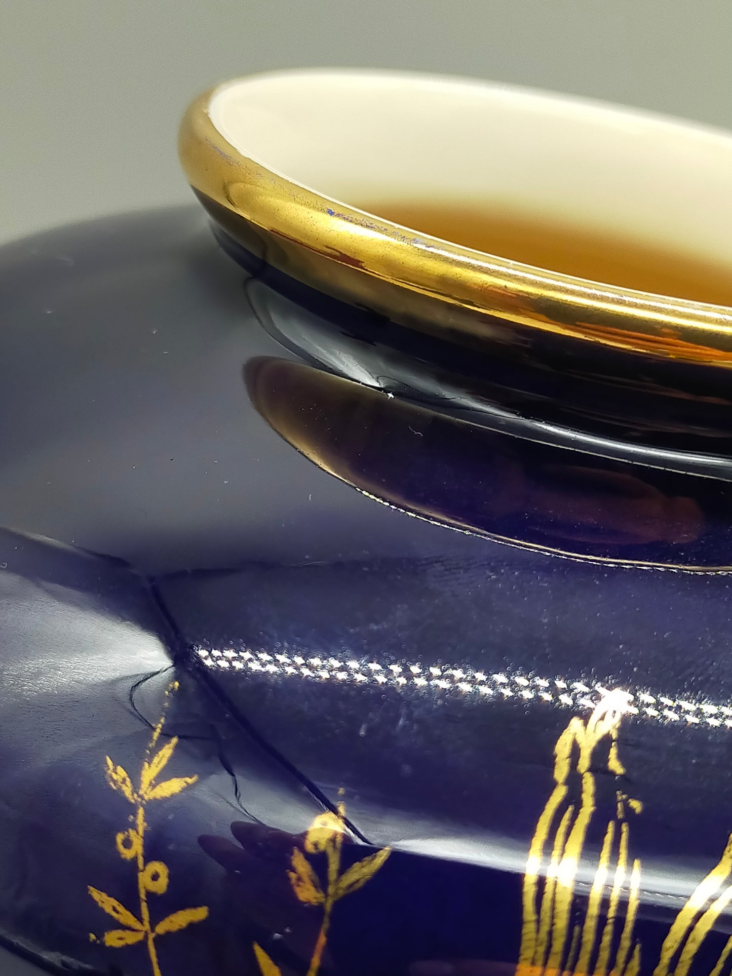 Prunkvolle Kobaltblaue Deckelvase Elegante Vase mit Goldlilien