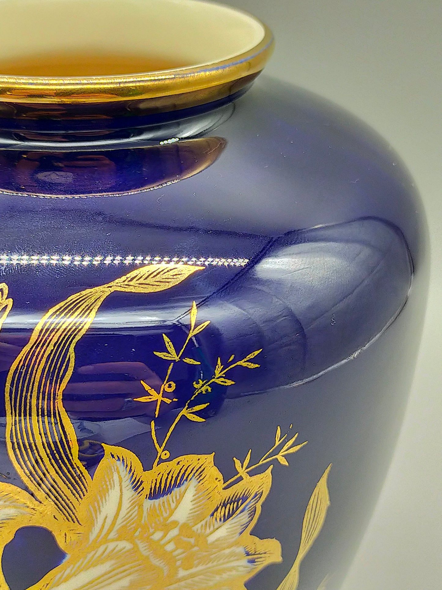 Prunkvolle Kobaltblaue Deckelvase Elegante Vase mit Goldlilien