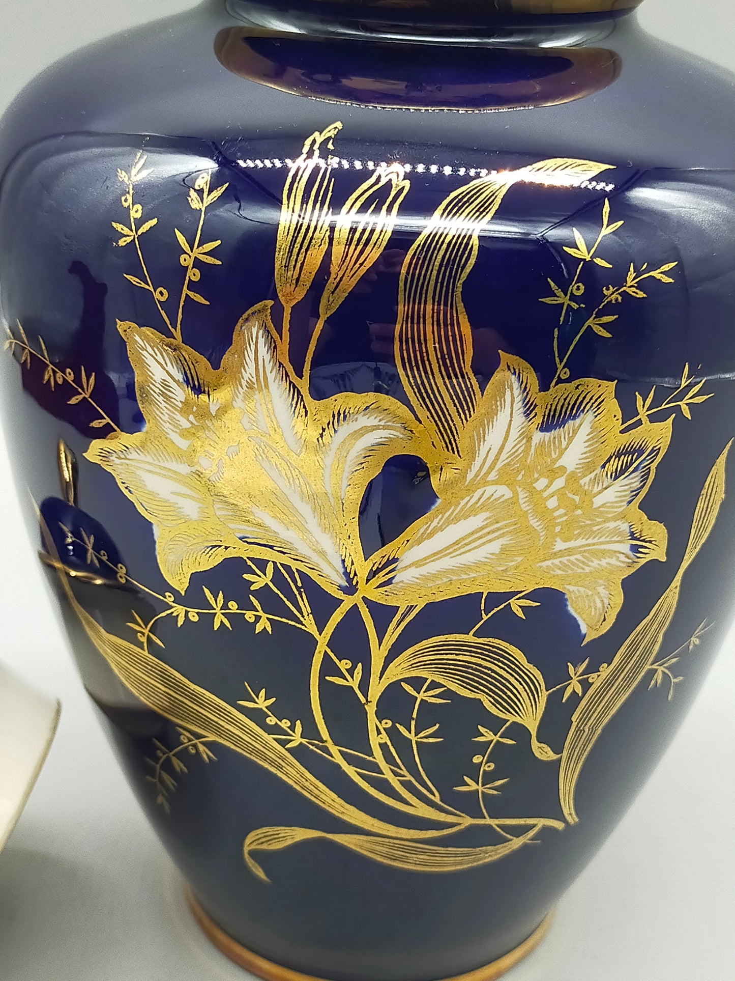 Prunkvolle Kobaltblaue Deckelvase Elegante Vase mit Goldlilien
