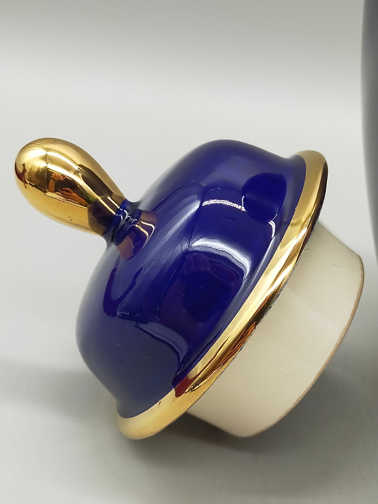 Prunkvolle Kobaltblaue Deckelvase Elegante Vase mit Goldlilien