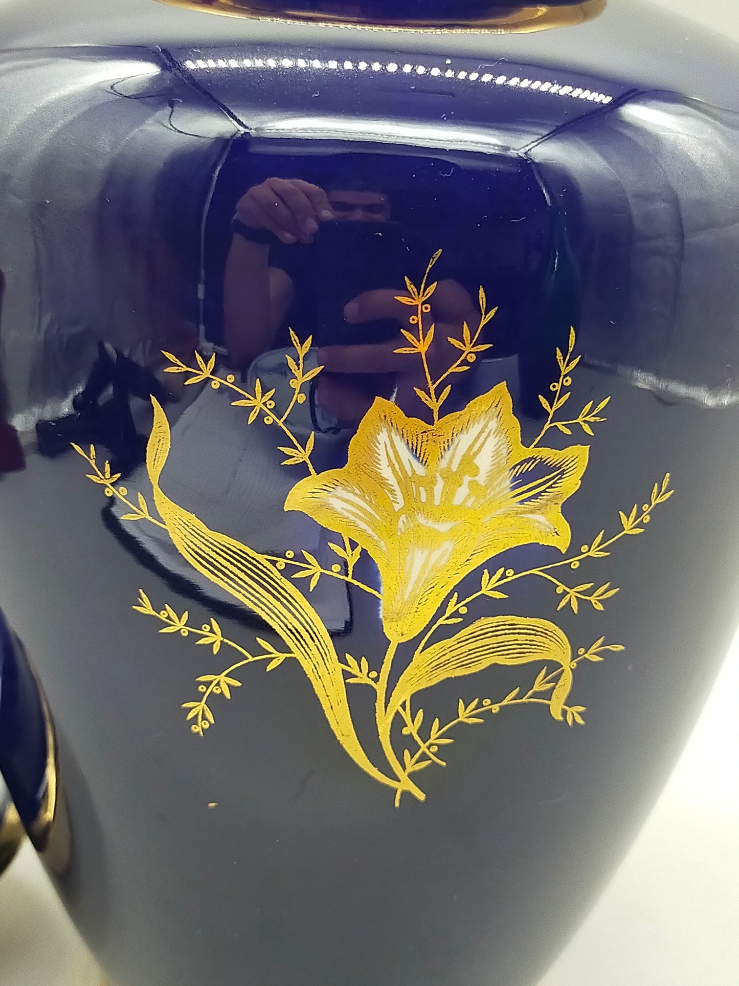 Prunkvolle Kobaltblaue Deckelvase Elegante Vase mit Goldlilien