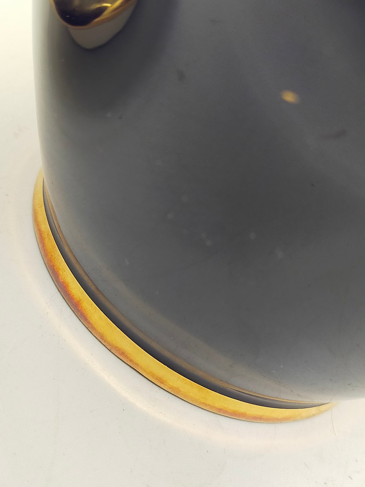 Prunkvolle Kobaltblaue Deckelvase Elegante Vase mit Goldlilien