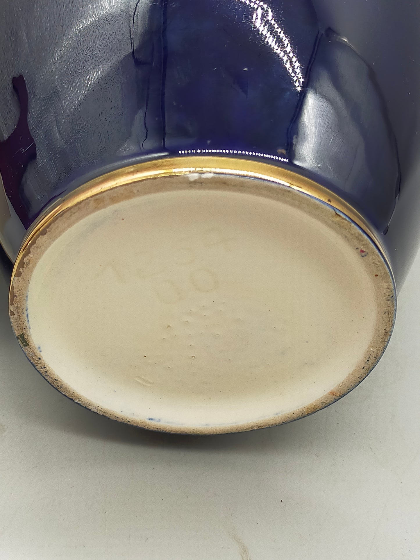 Prunkvolle Kobaltblaue Deckelvase Elegante Vase mit Goldlilien