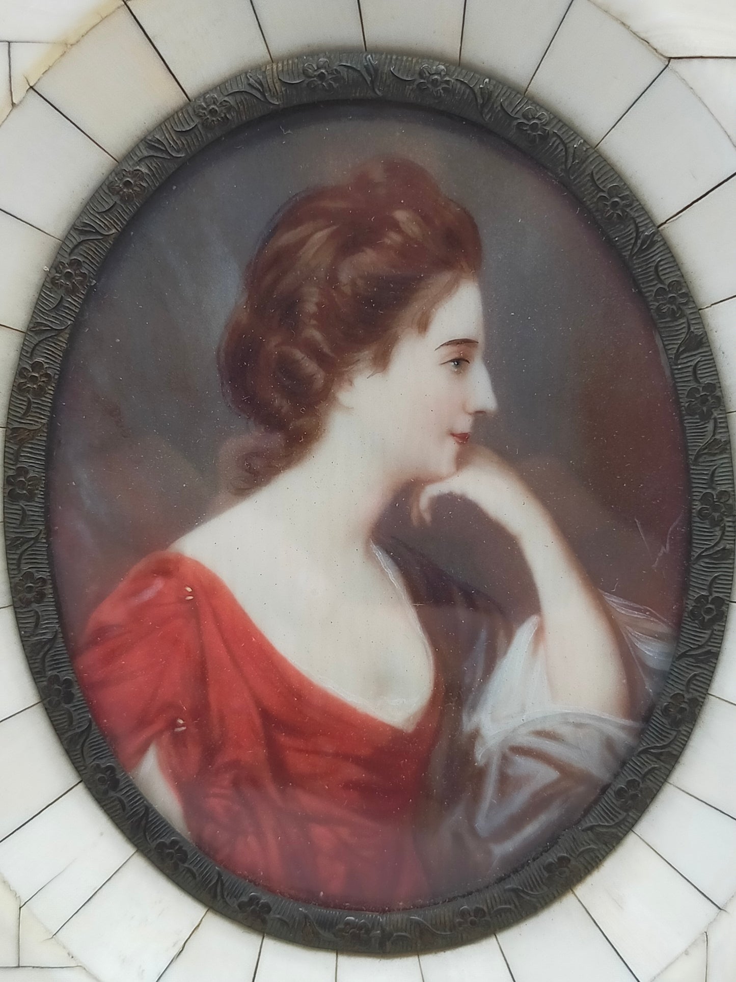 Englische Schule (XIX) – Elegantes Damen Porträt im Profil – Miniatur