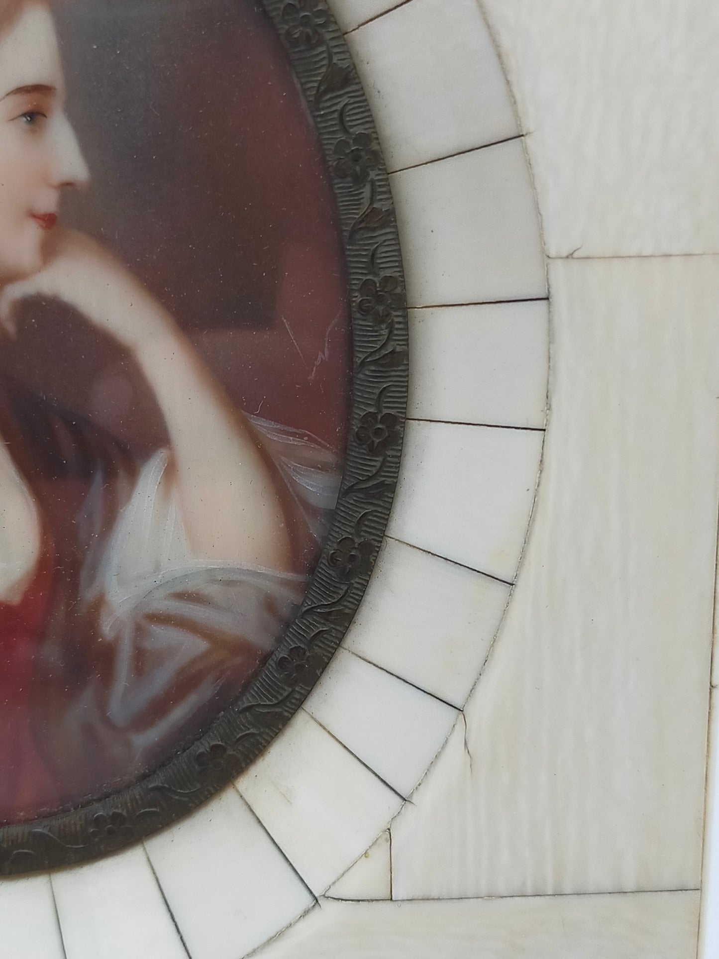 Englische Schule (XIX) – Elegantes Damen Porträt im Profil – Miniatur