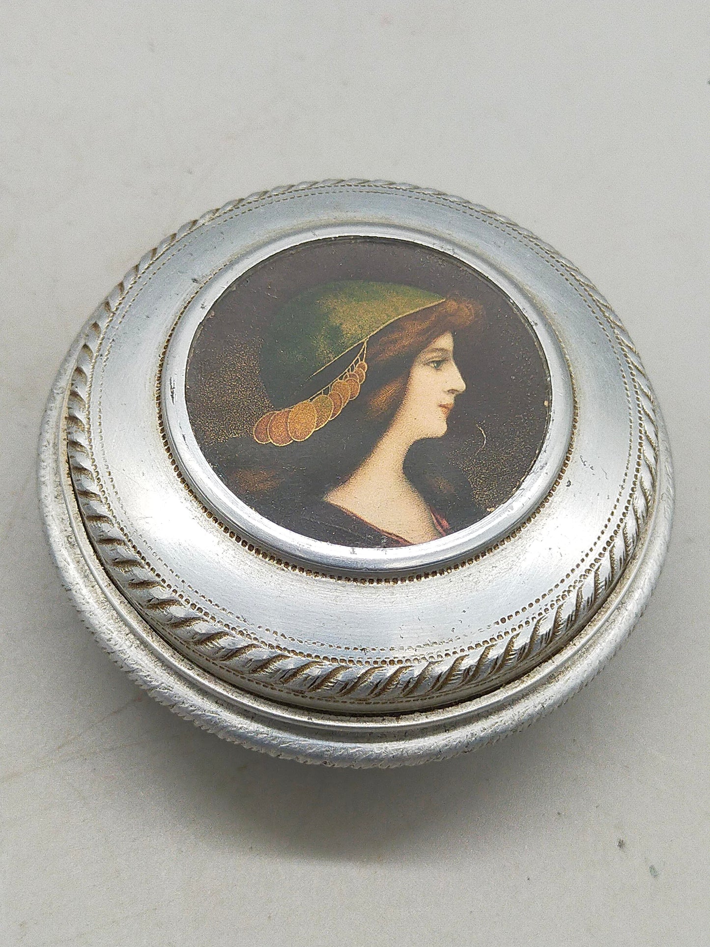 Klassische Vintage Metalldose mit Frauenporträt Stilvolle Pillendose