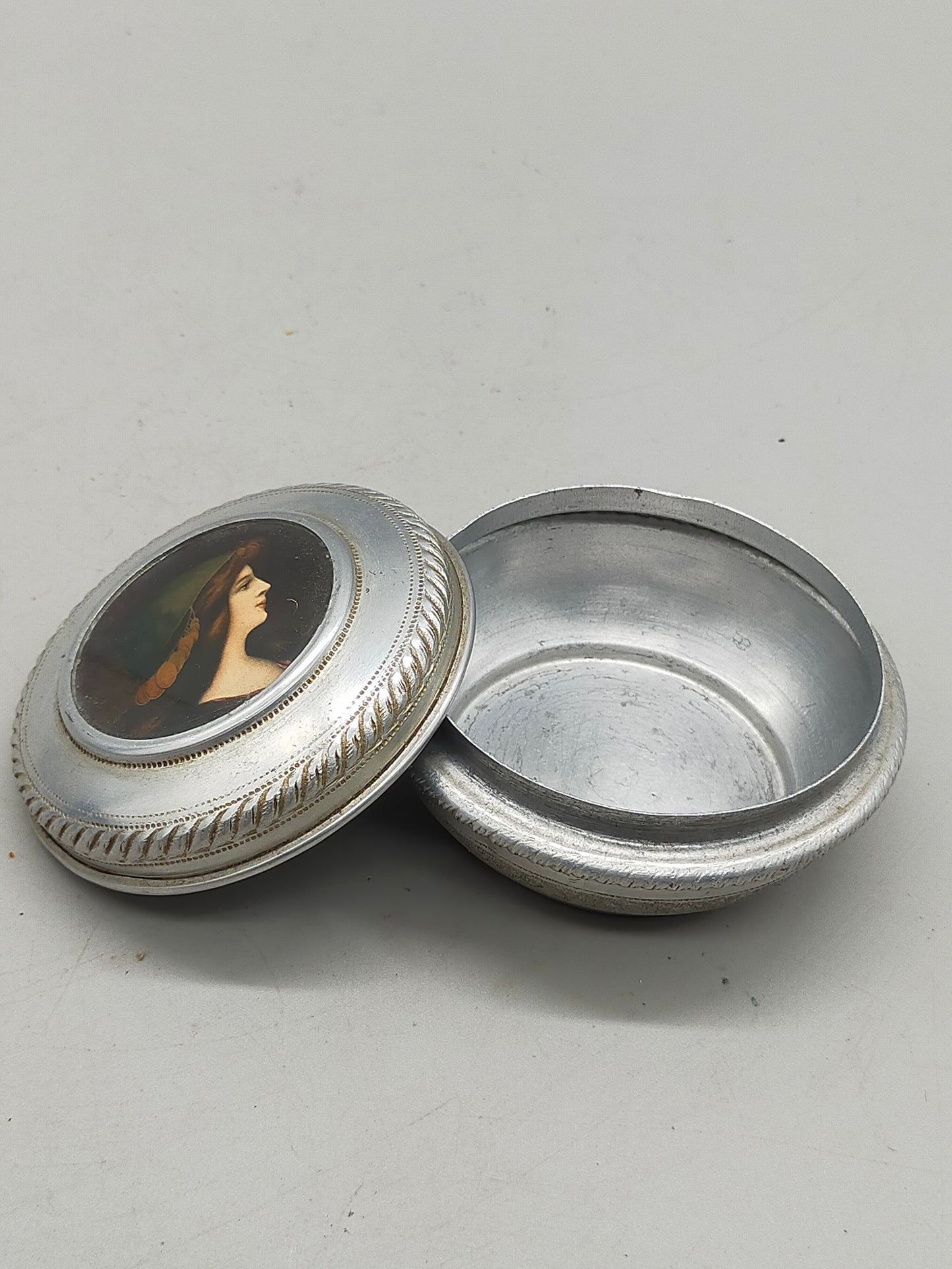 Klassische Vintage Metalldose mit Frauenporträt Stilvolle Pillendose