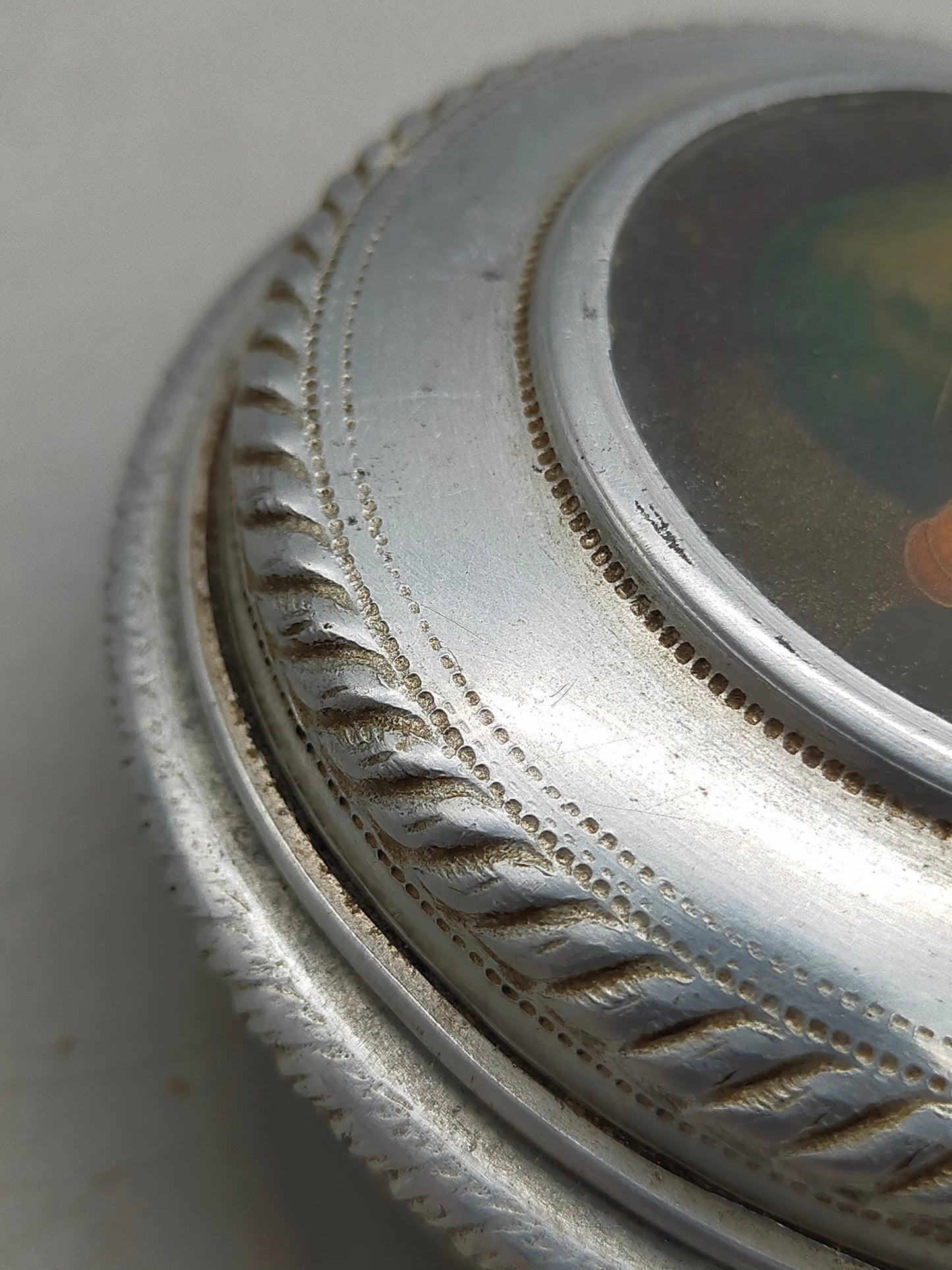 Klassische Vintage Metalldose mit Frauenporträt Stilvolle Pillendose