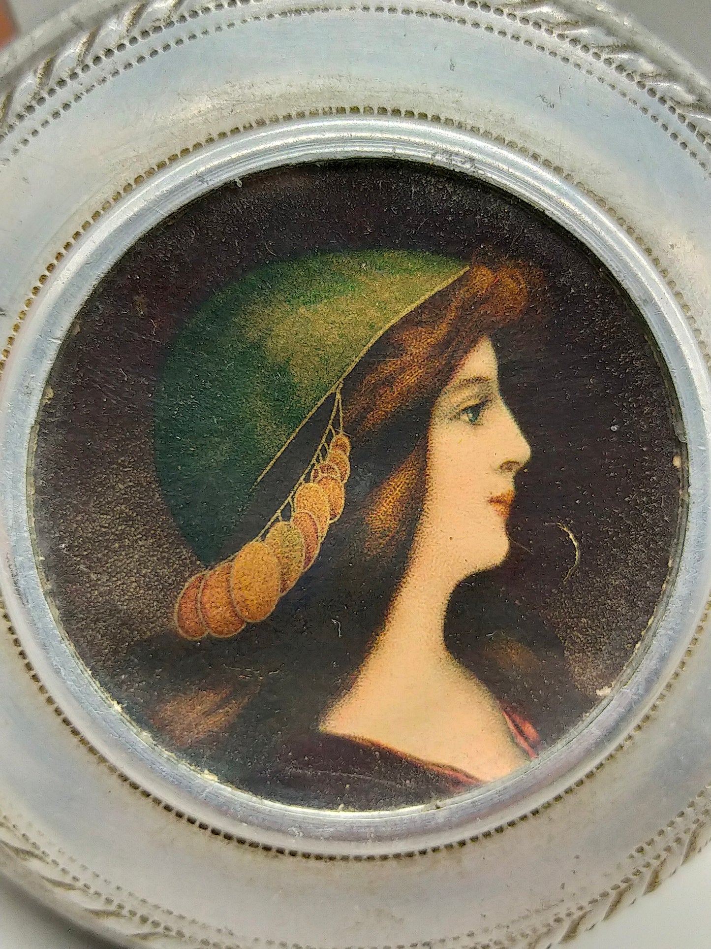 Klassische Vintage Metalldose mit Frauenporträt Stilvolle Pillendose