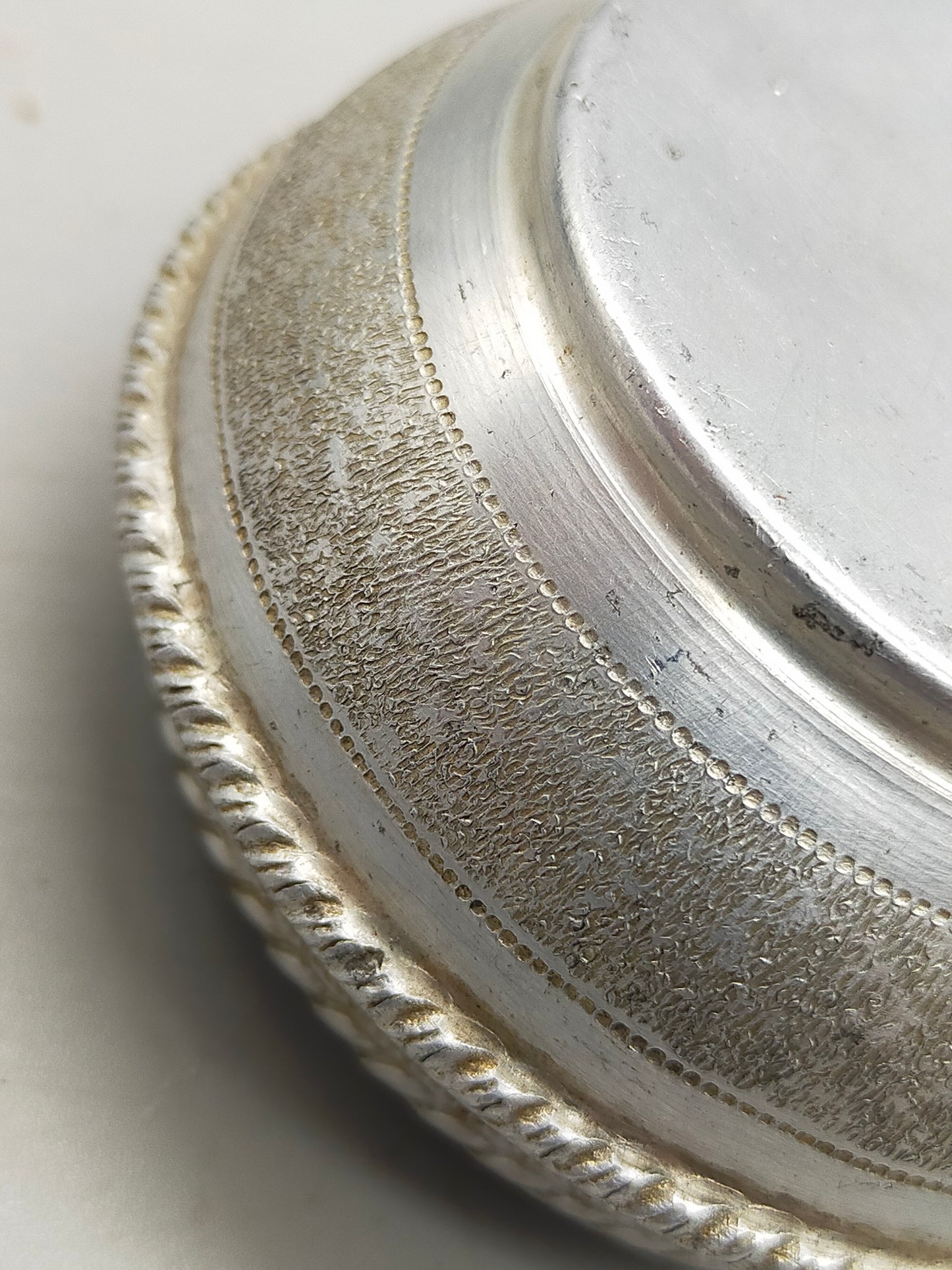 Klassische Vintage Metalldose mit Frauenporträt Stilvolle Pillendose