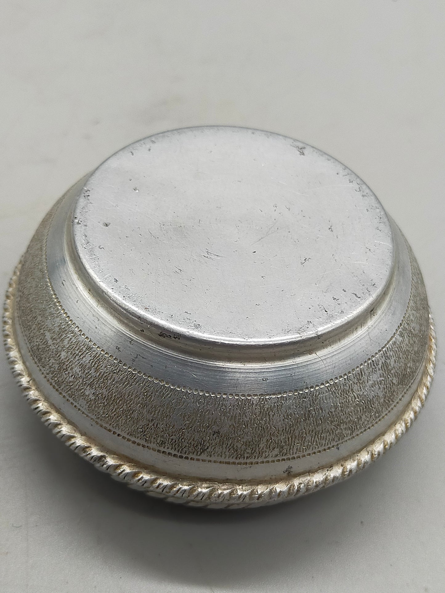 Klassische Vintage Metalldose mit Frauenporträt Stilvolle Pillendose