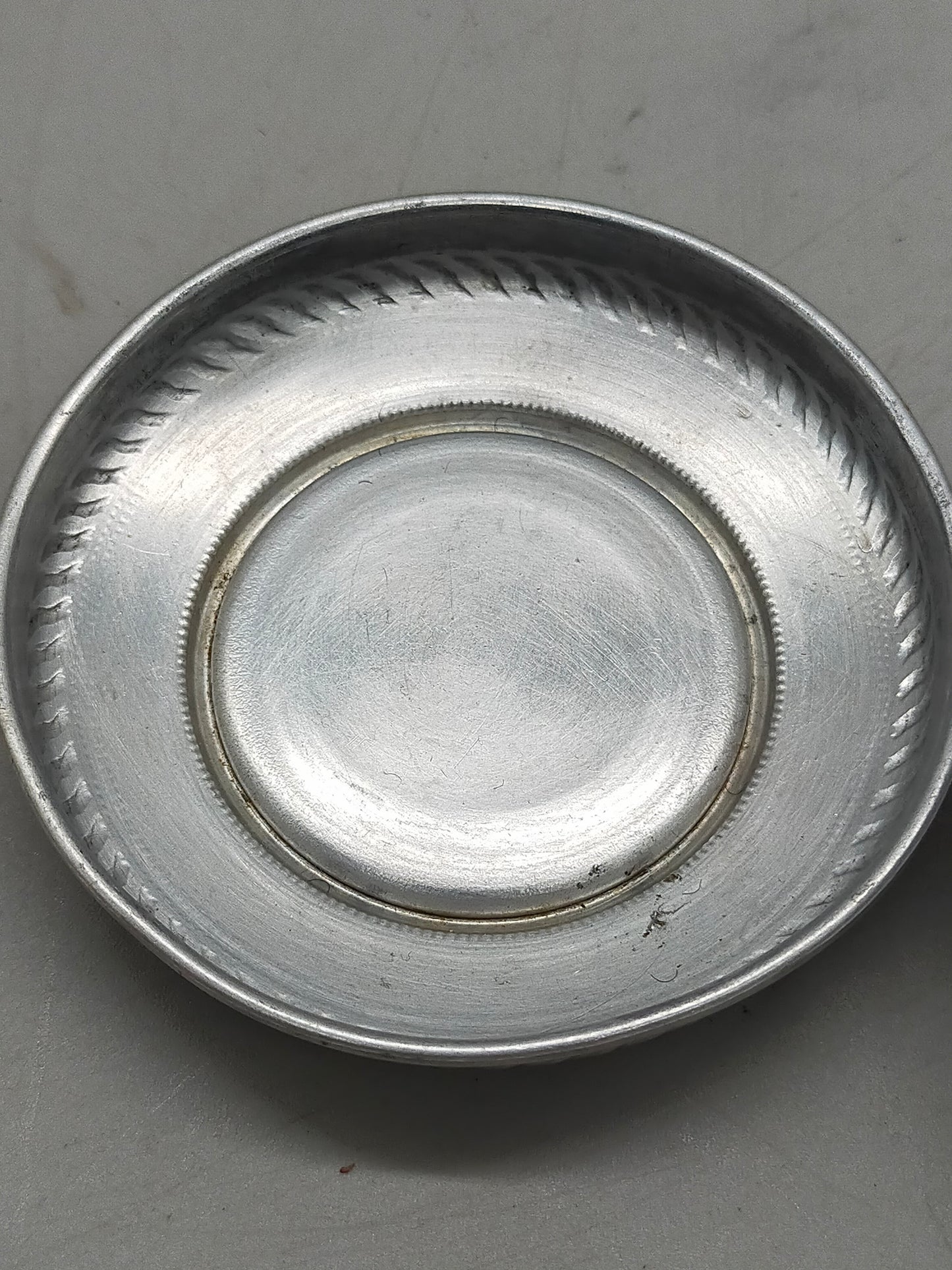 Klassische Vintage Metalldose mit Frauenporträt Stilvolle Pillendose