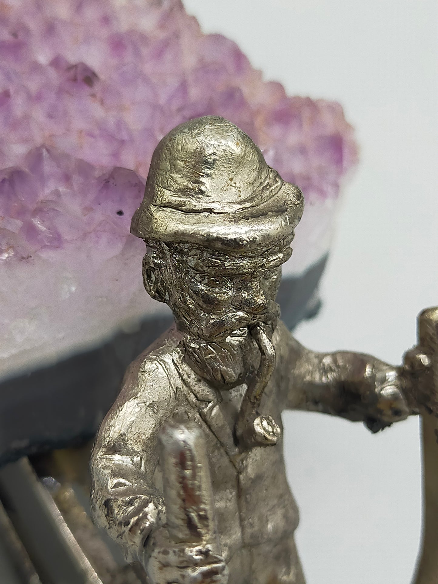 Bergmann auf Schlitten mit Amethyst Druse Rustikale Deko Figur