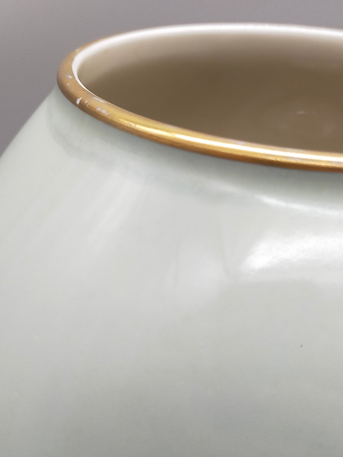 Elegante Royal Porzellan Bavaria Vase mit goldenem Blattdekor