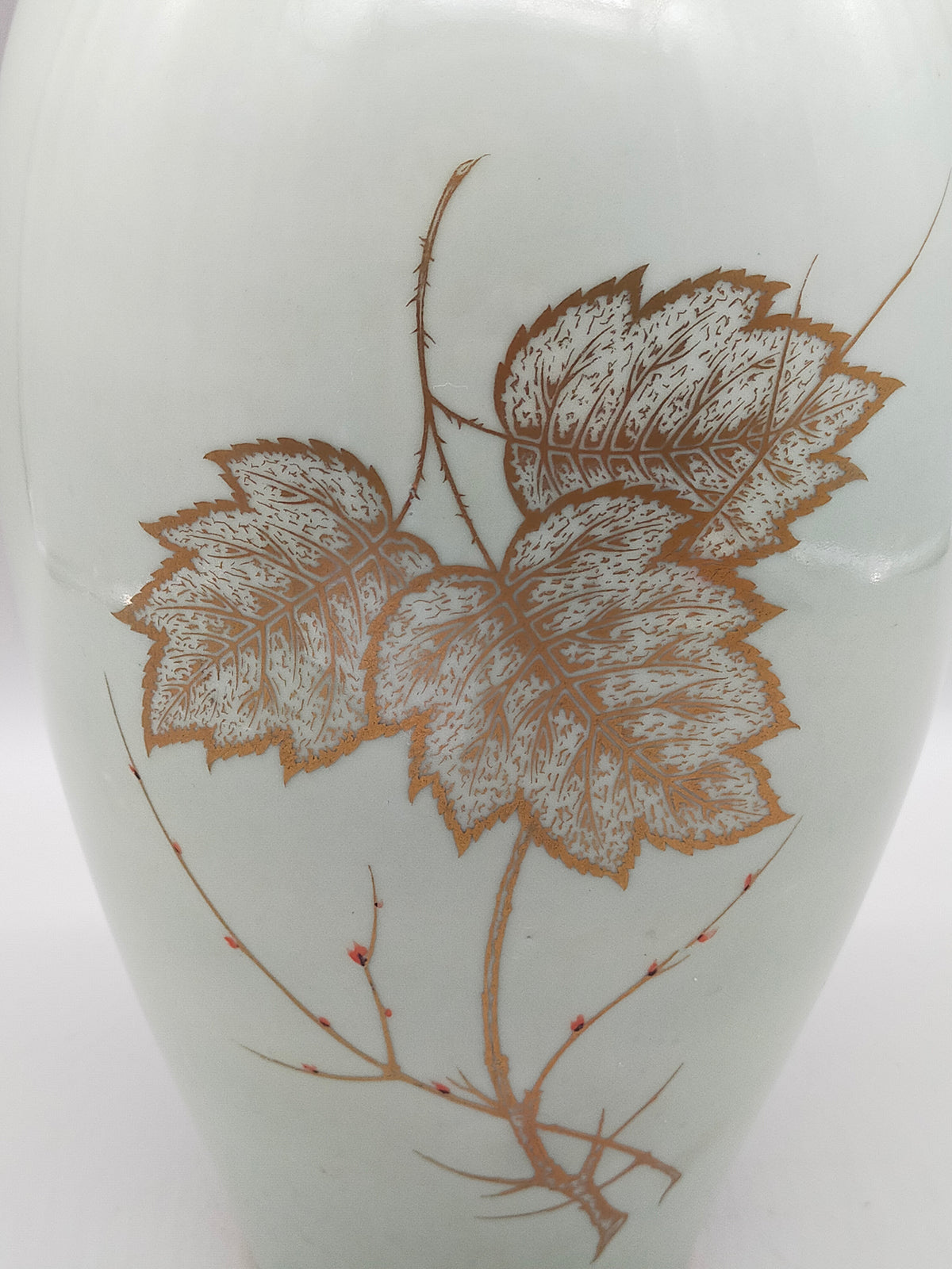 Elegante Royal Porzellan Bavaria Vase mit goldenem Blattdekor – Gallery Jarrodi