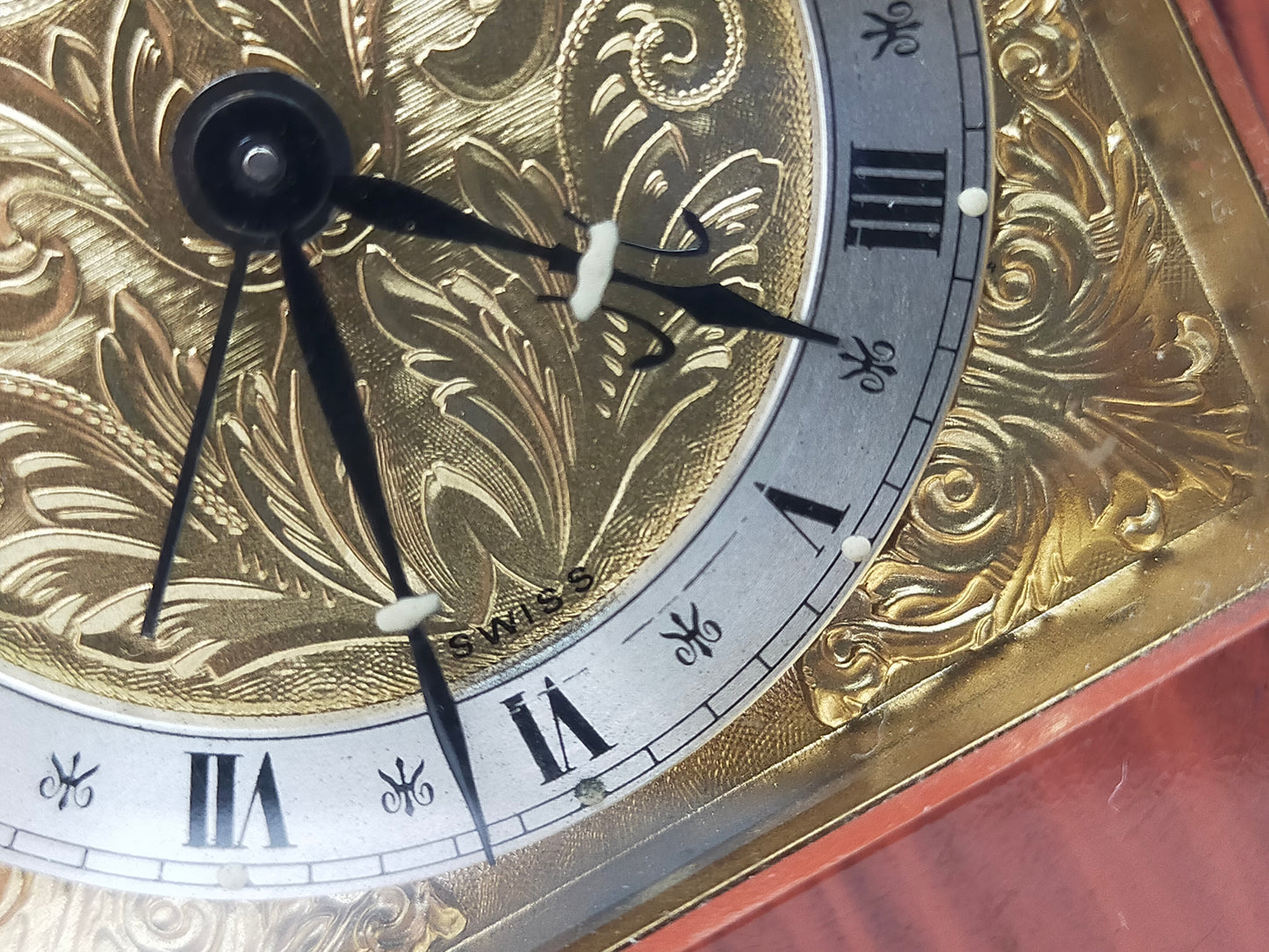 Edle Swiza Tisch Uhr – Klassische Kaminuhr in edler Holzoptik