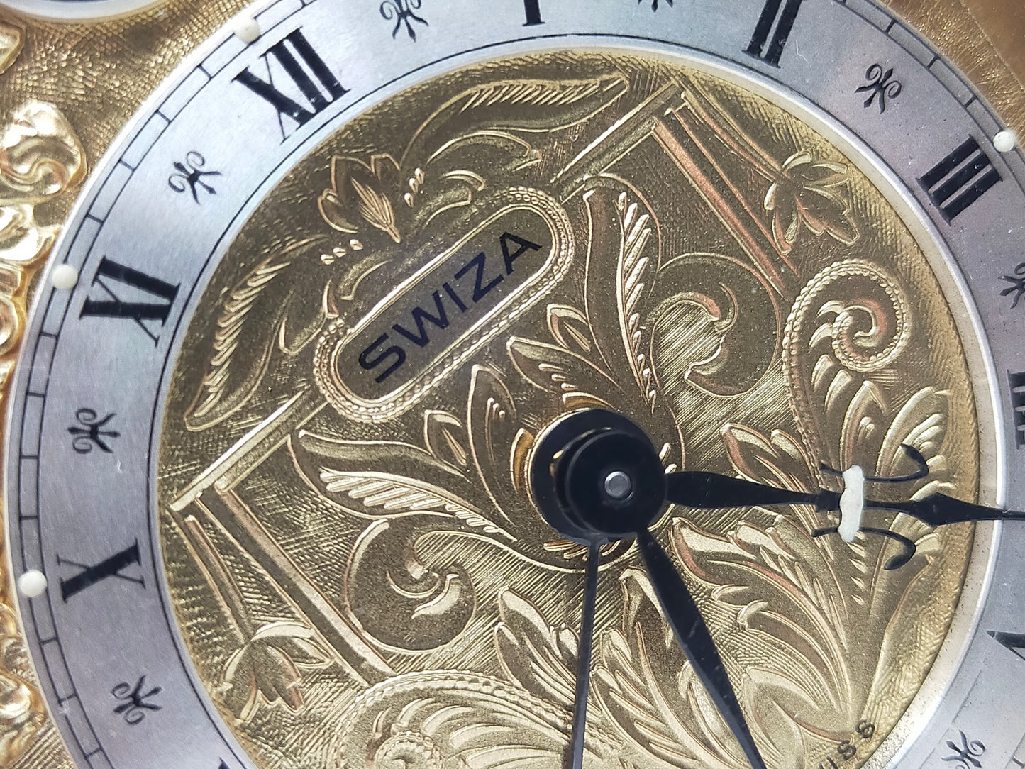 Edle Swiza Tisch Uhr – Klassische Kaminuhr in edler Holzoptik