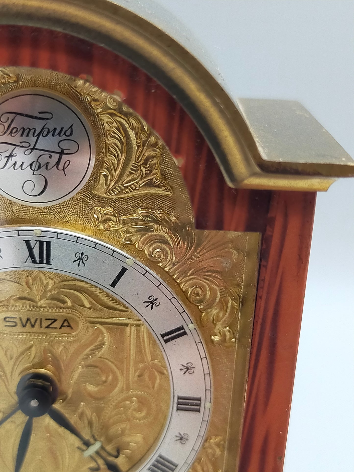 Edle Swiza Tisch Uhr – Klassische Kaminuhr in edler Holzoptik