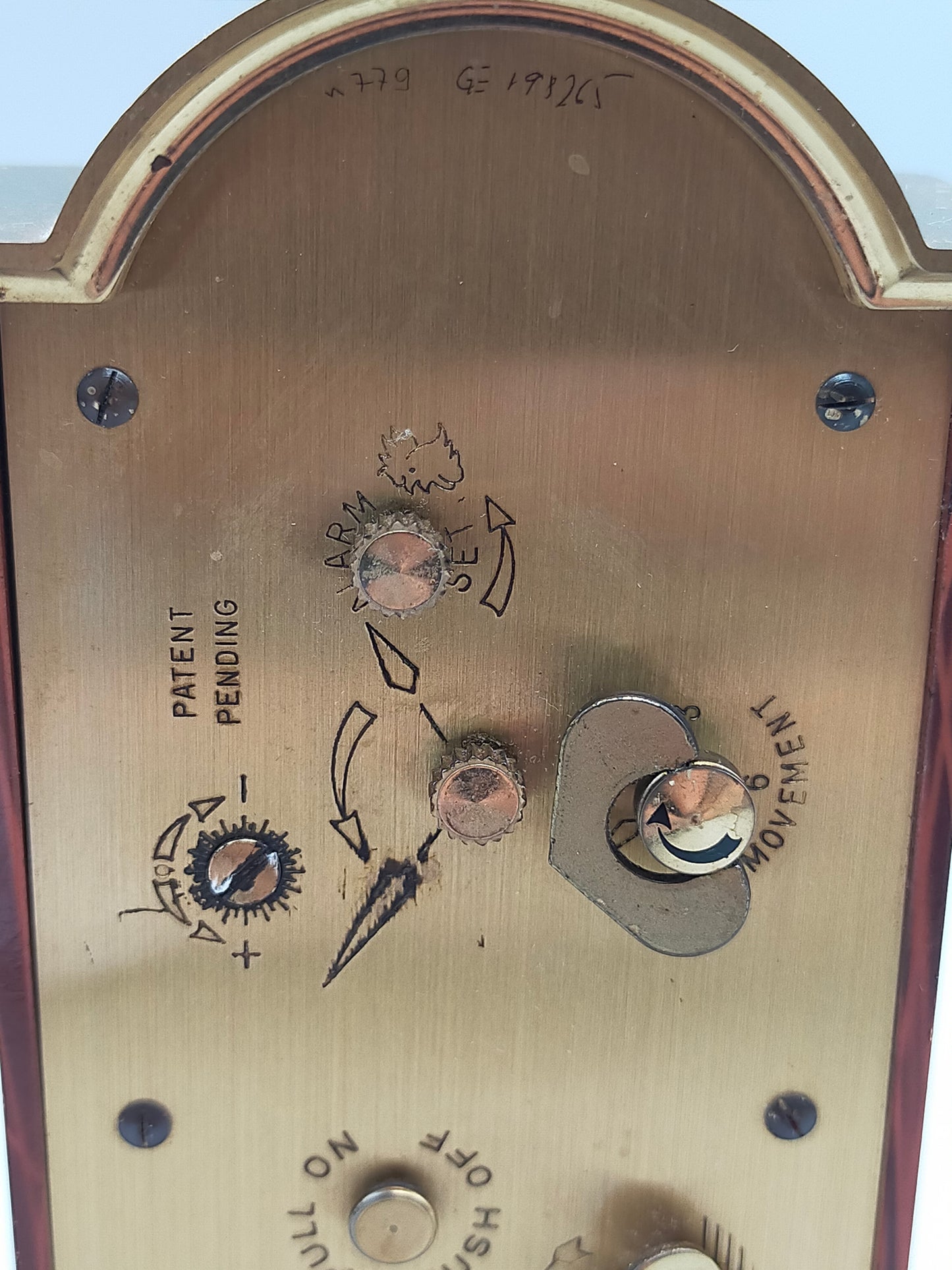 Edle Swiza Tisch Uhr – Klassische Kaminuhr in edler Holzoptik