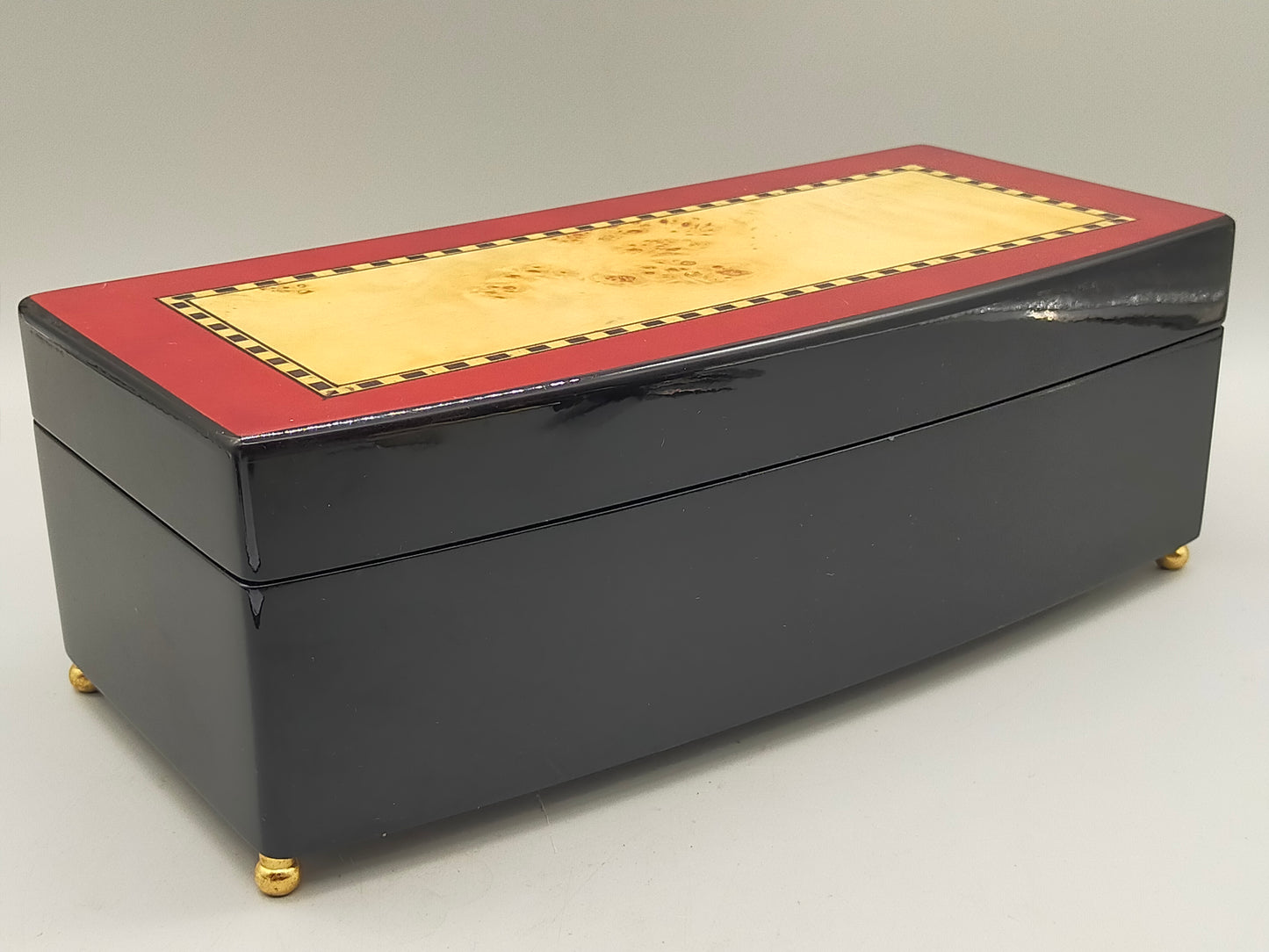 Elegante Schmuckschatulle mit Musikwerk Wurzelholz Design